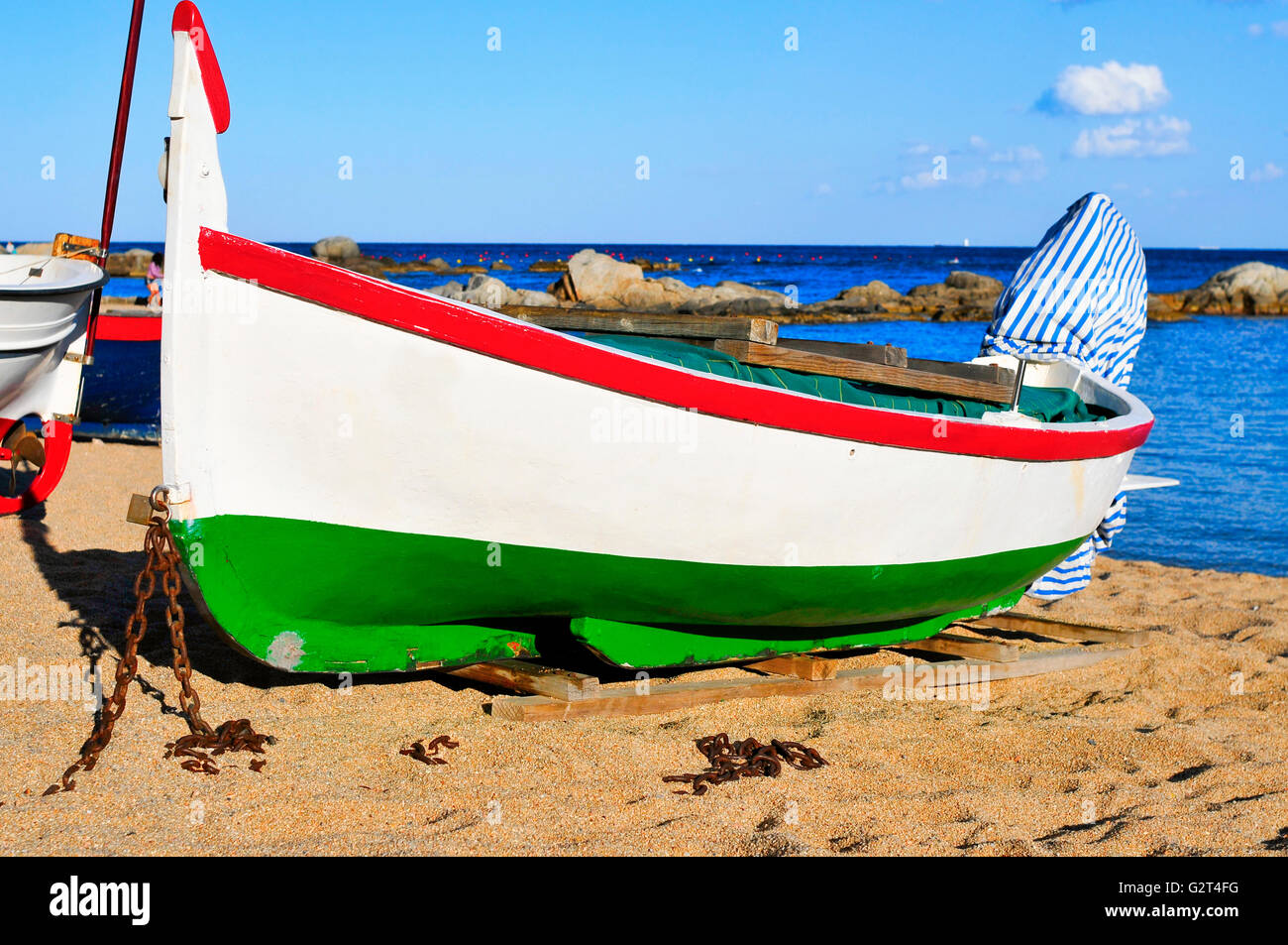 Primo piano di una vecchia barca da pesca bloccati sulla Platja de les Barques spiaggia di Calella de Palafrugell, in Costa Brava Catalogna, Sp Foto Stock