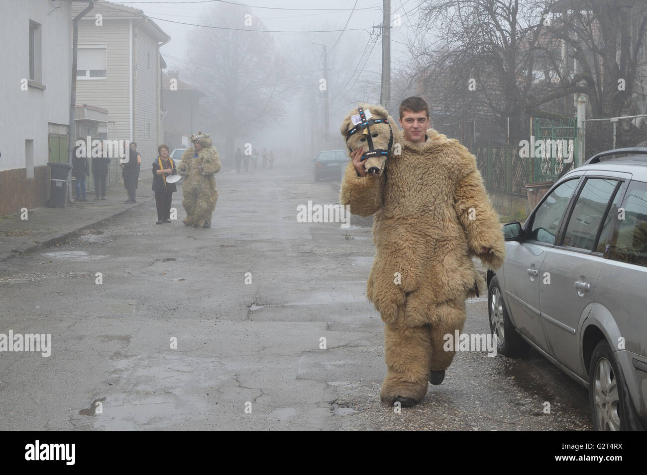 Giovane uomo mascherato come un orso per Surva rituale - la vecchia tradizione della Bulgaria per terrorizzare il male lontano mantenuta nei villaggi vicino a Pernik Foto Stock