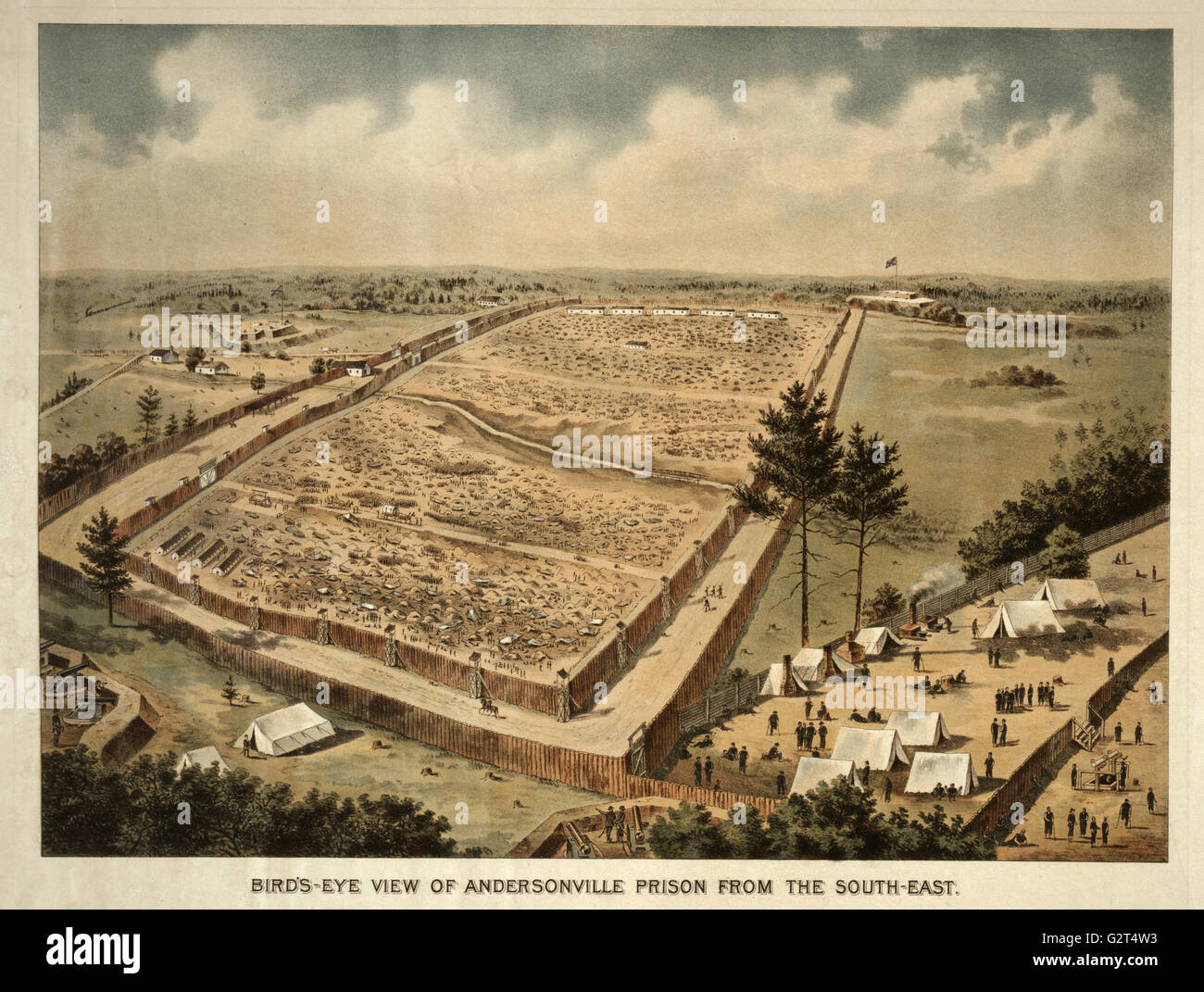 La stampa che mostra il Andersonville confederato prigione, con la vasta prigione area circondata da stockade recinzioni e diverse banche dei cannoni in primo piano e la distanza. Foto Stock