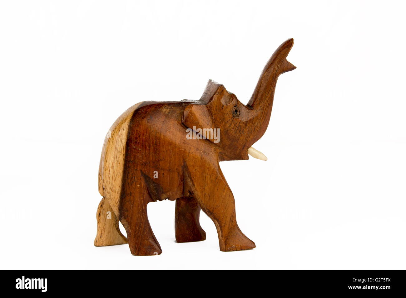 Elefante in legno su sfondo bianco Foto Stock