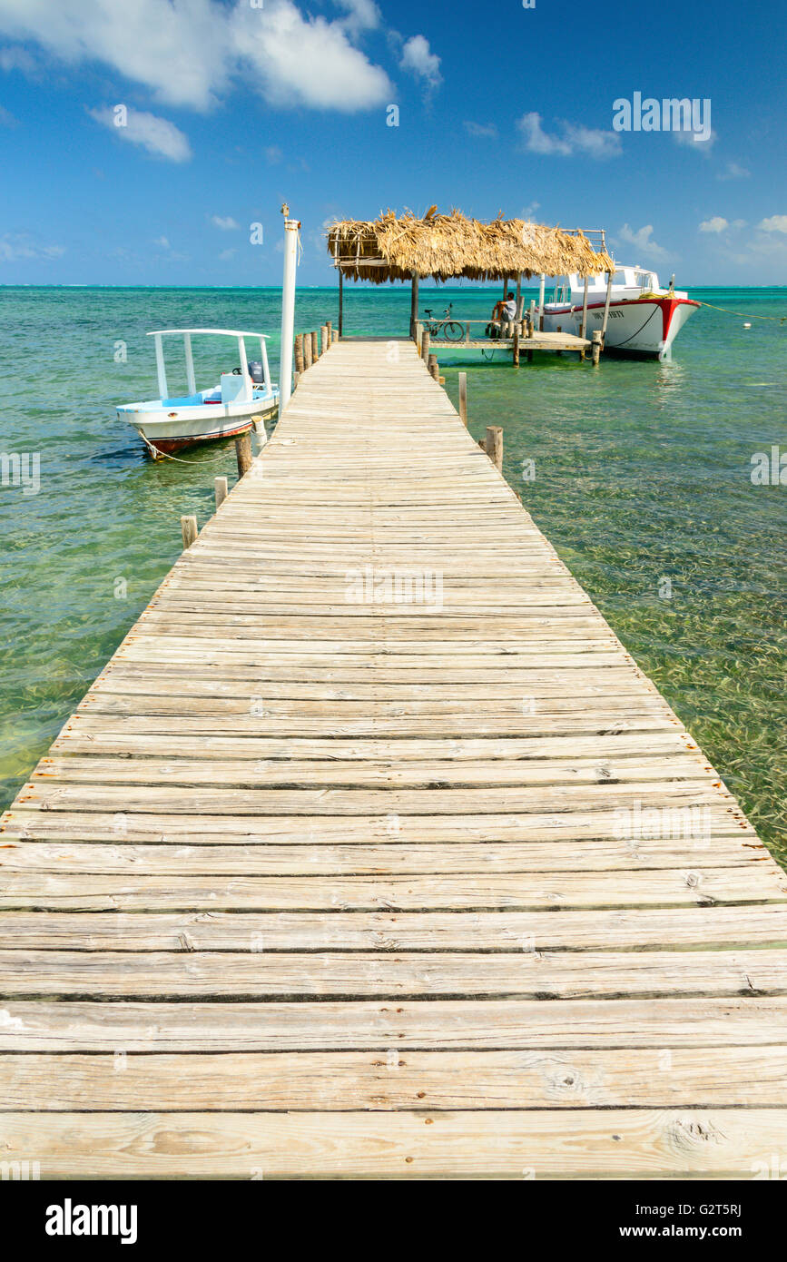 In barca sul dock Caye Caulker Foto Stock