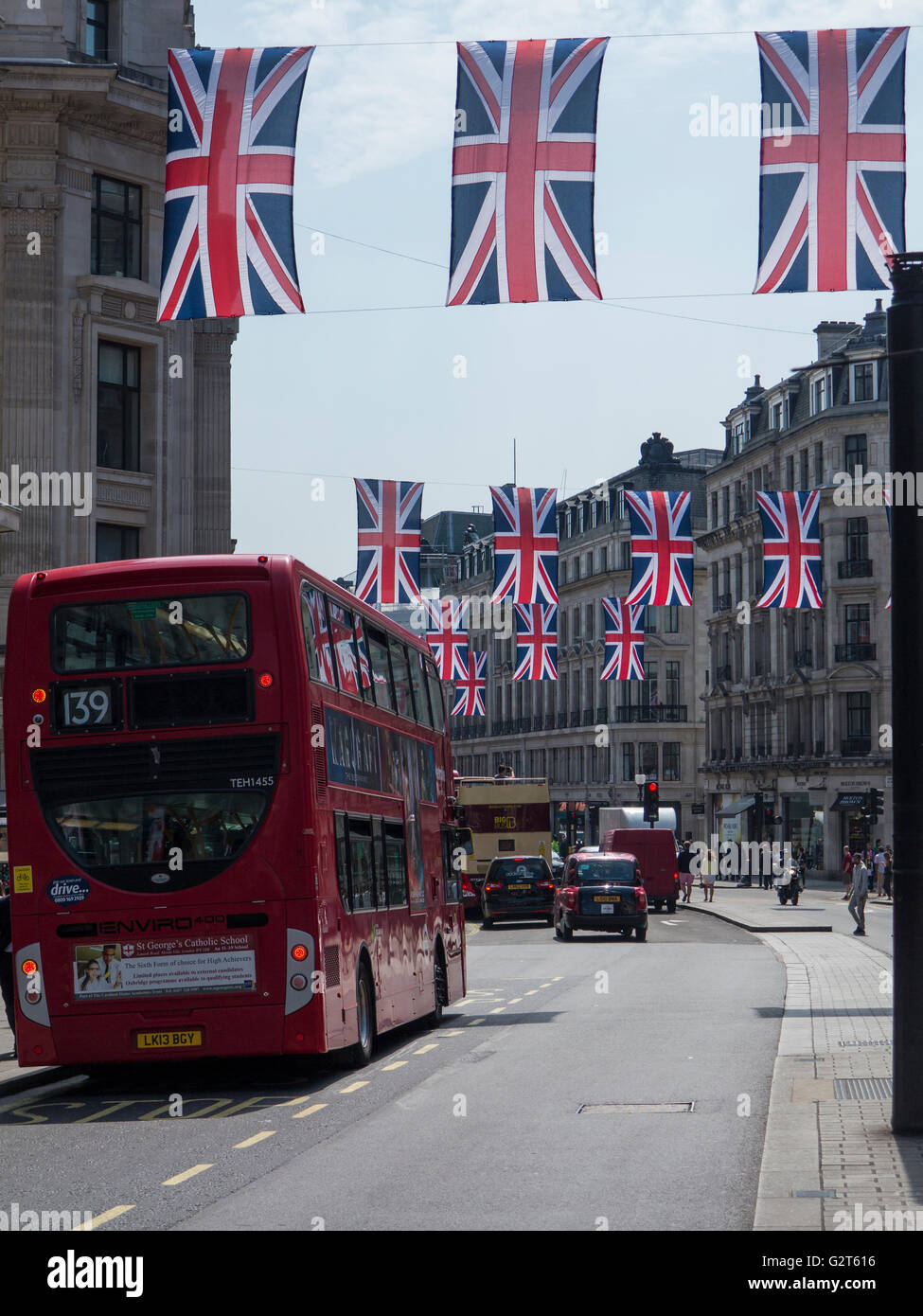 Regent Street nel centro di Londra in estate con Union Jack Flag per il Queen's novantesimo compleanno Foto Stock