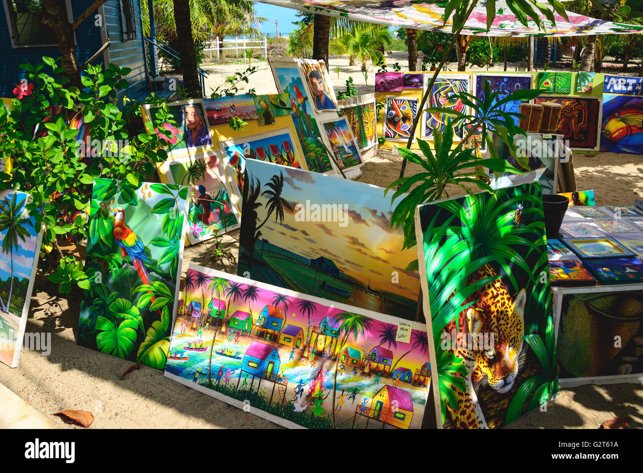 Opera d'arte e le bancarelle del mercato in Placencia Belize Foto Stock