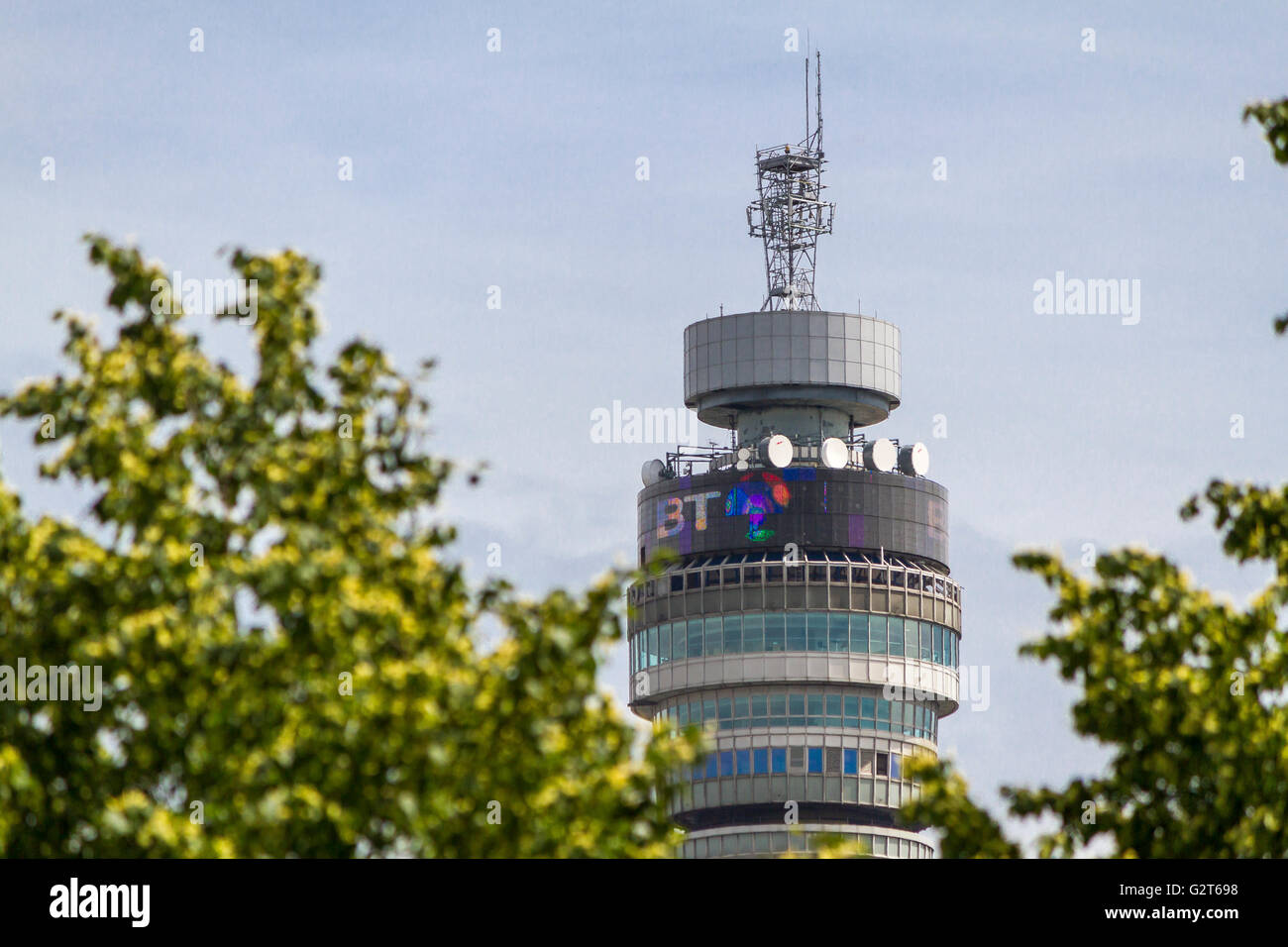 La BT Tower, precedentemente conosciuta come la Post Office Tower, fu completata nel 1964, vista attraverso gli alberi del Regents Park a Londra, Regno Unito Foto Stock