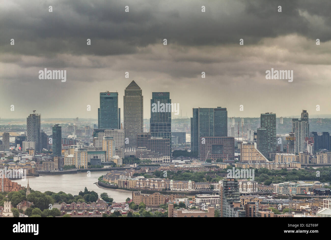 Guardando lungo il Tamigi verso gli alti edifici di Canary Wharf, Londra, Regno Unito Foto Stock