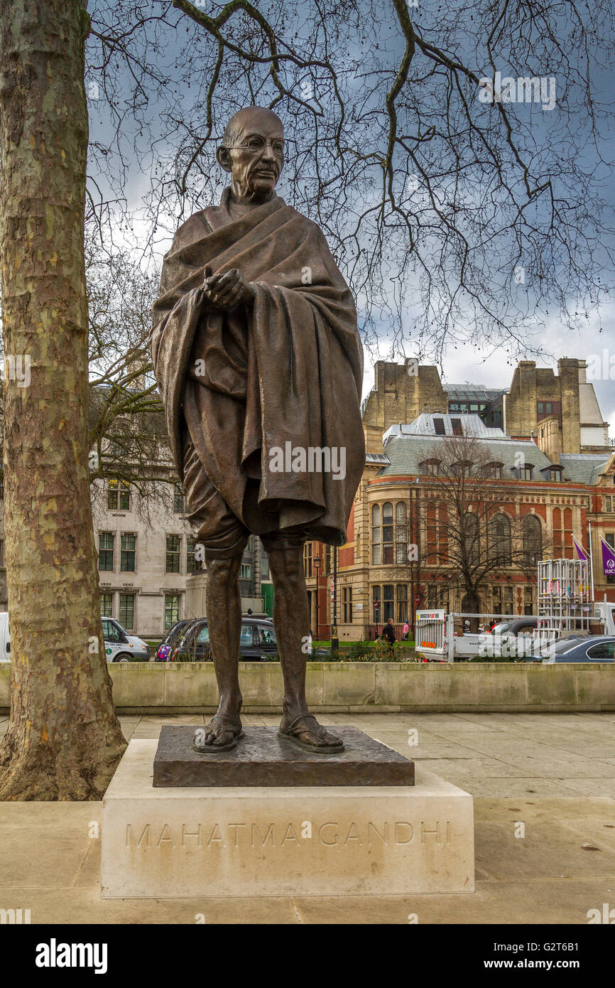 La statua in bronzo del Mahatma Gandhi dallo scultore Philip Jackson in piazza del Parlamento, Westminster, London, Regno Unito Foto Stock