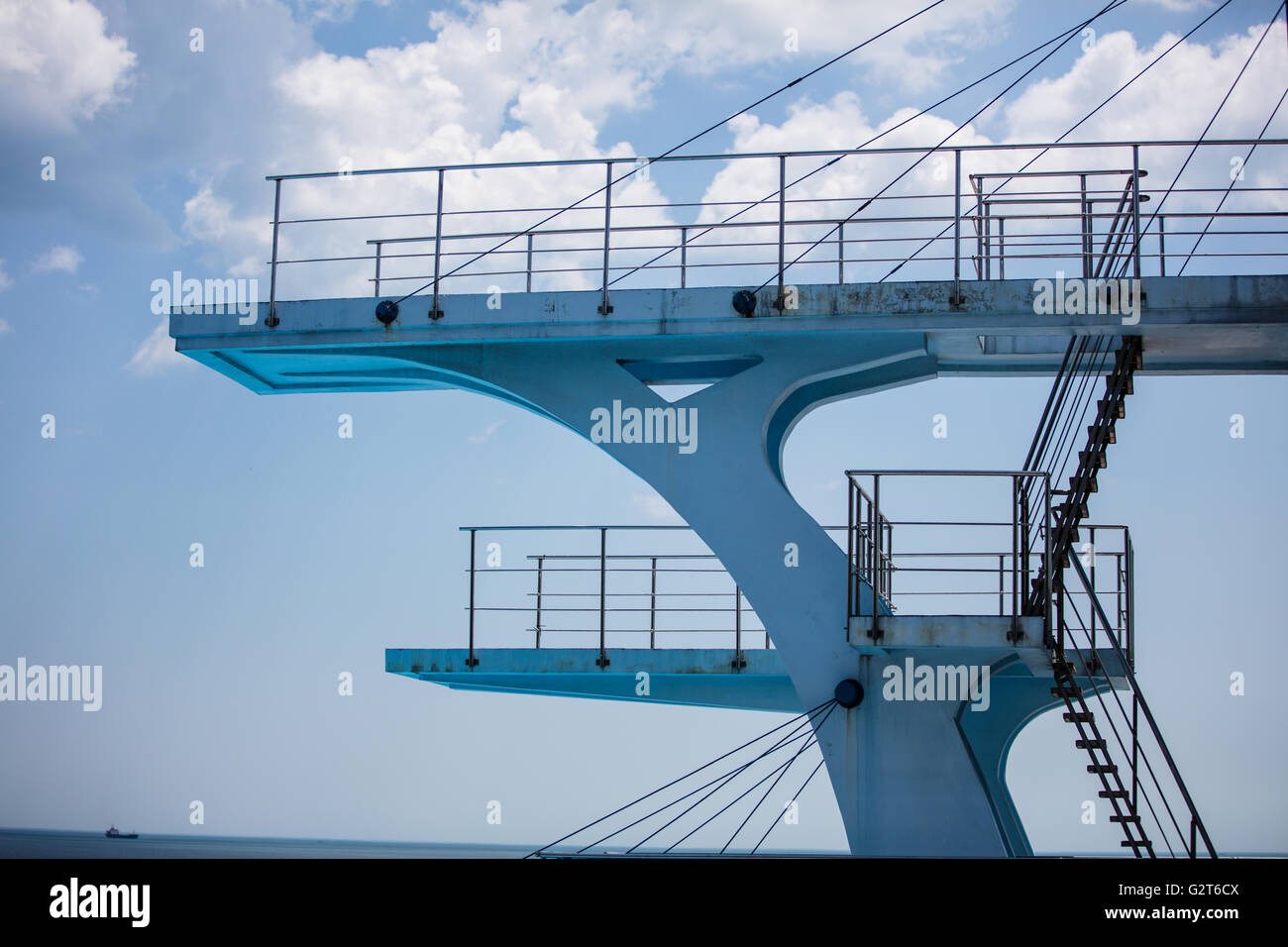 Olympic diving piattaforma dal lato con un cielo blu Foto Stock