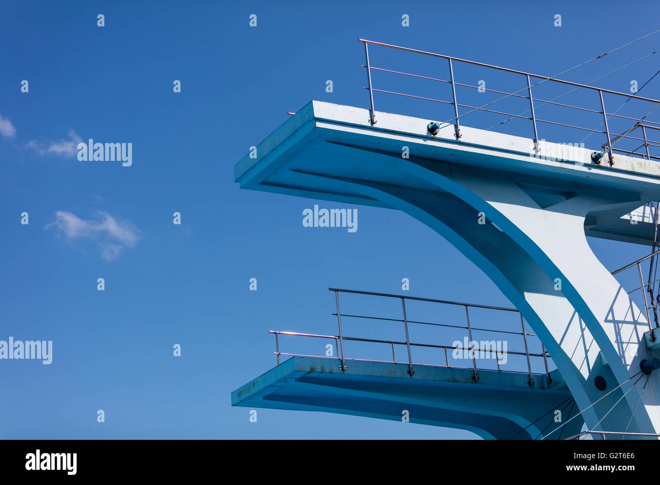 Olympic diving piattaforma dal lato con un cielo blu Foto Stock