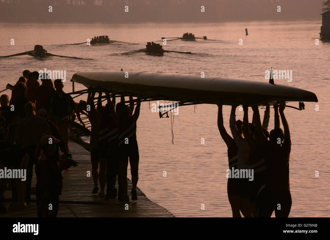 Gusci di canottaggio testa fuori all'alba per un grado di studente non laureato equipaggio regata sul Fiume Savannah ad Augusta, in Georgia. Foto Stock