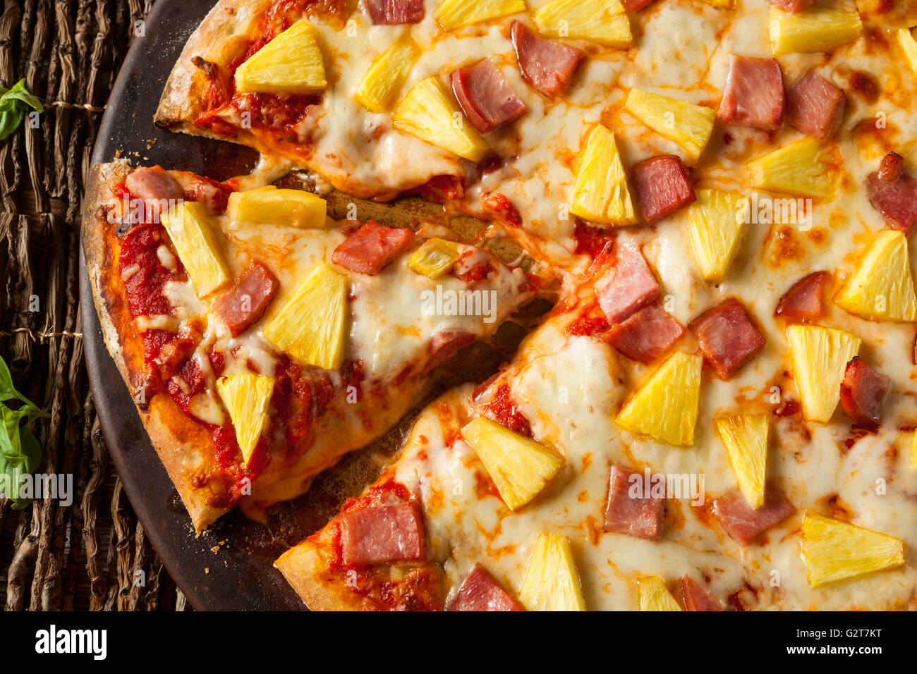 In Casa Ananas e prosciutto Hawaiian Pizza pronta da mangiare Foto Stock