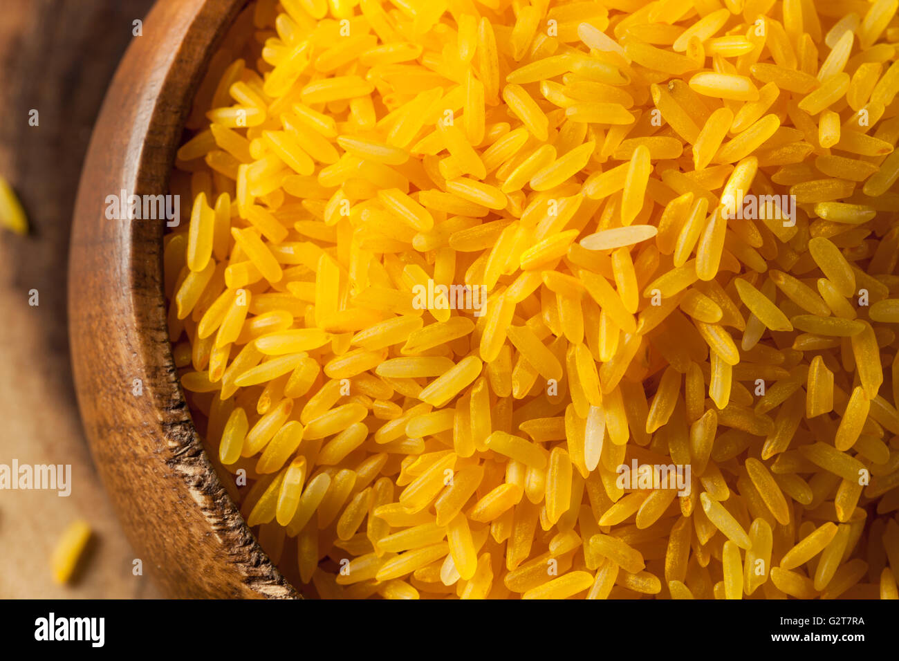 Materie organiche zafferano Giallo il riso in una ciotola Foto Stock