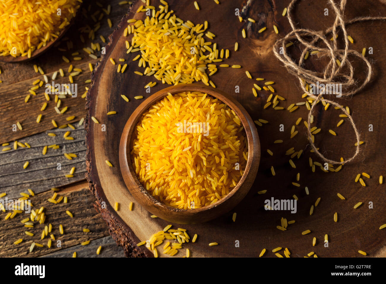 Materie organiche zafferano Giallo il riso in una ciotola Foto Stock