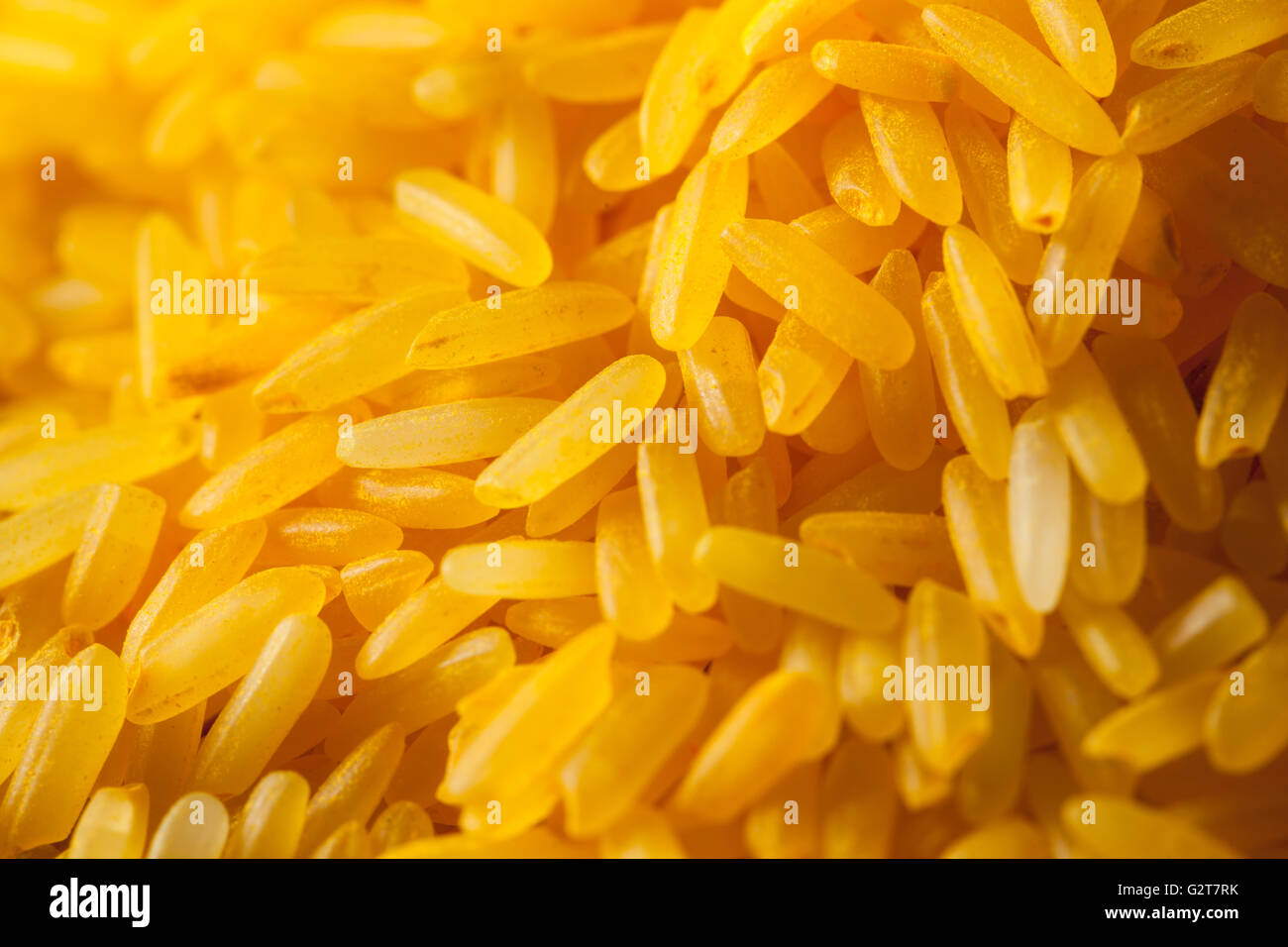 Materie organiche zafferano Giallo il riso in una ciotola Foto Stock