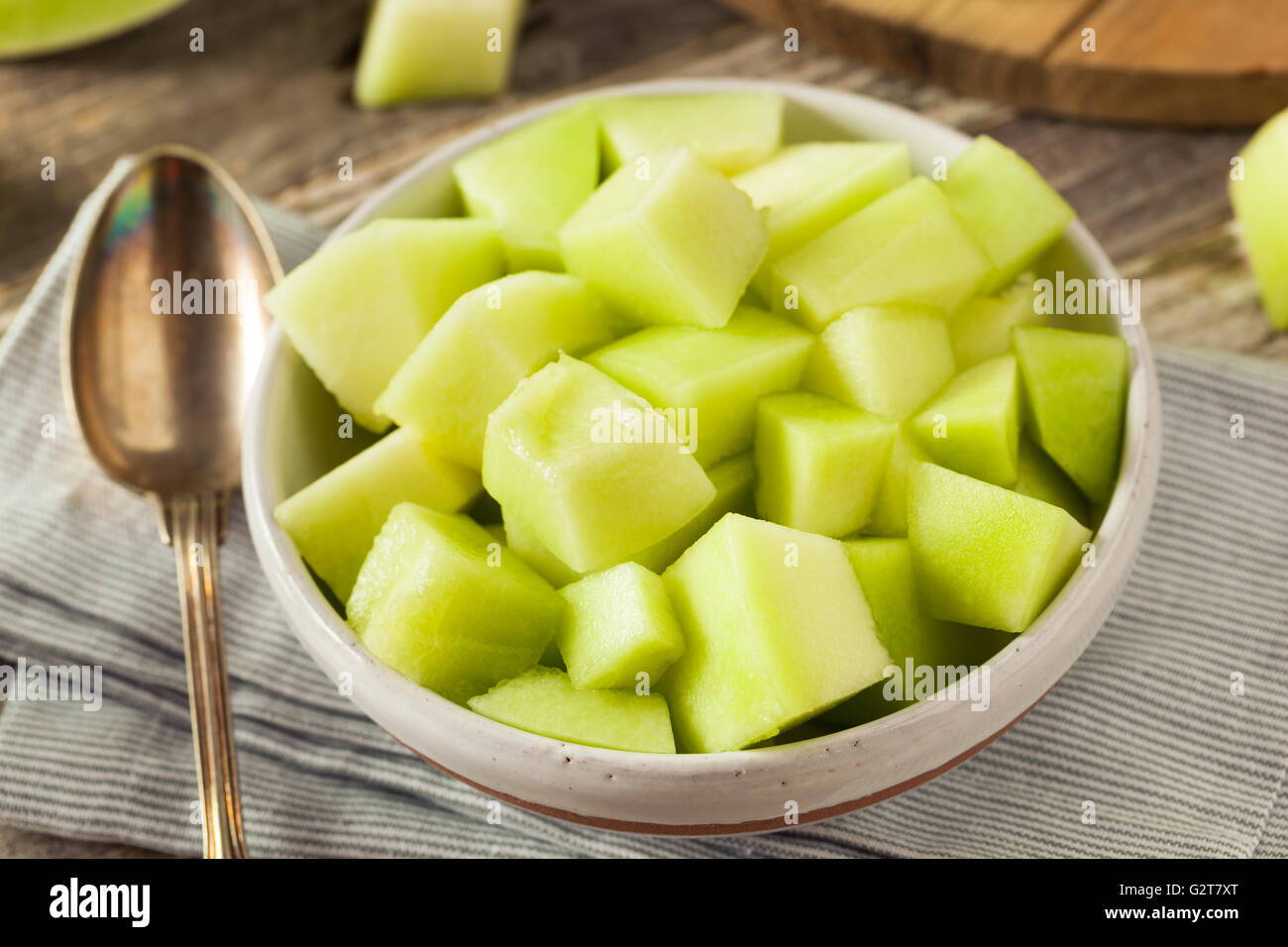 Organico verde melone Honeydew tagliato in una ciotola Foto Stock
