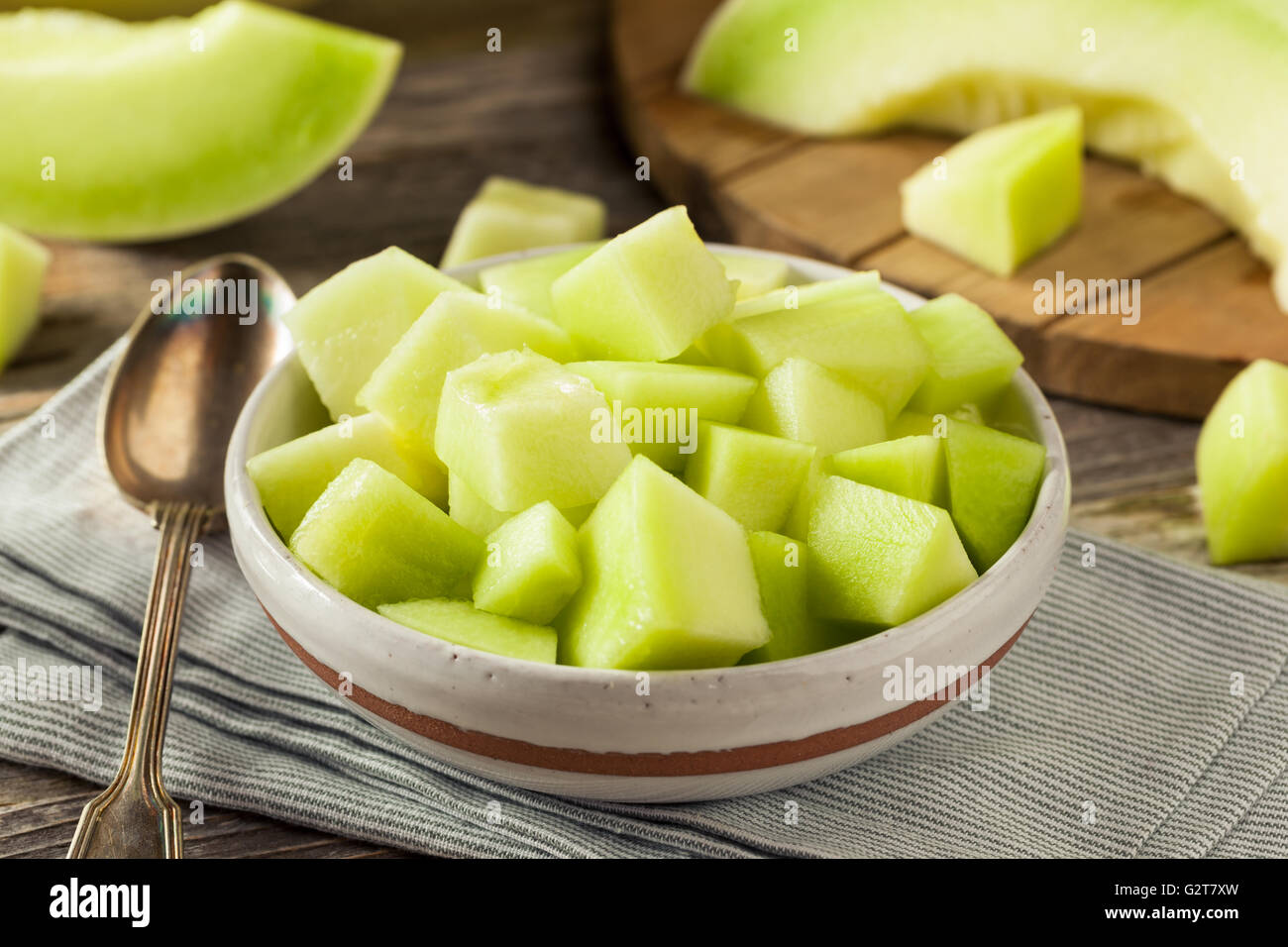 Organico verde melone Honeydew tagliato in una ciotola Foto Stock