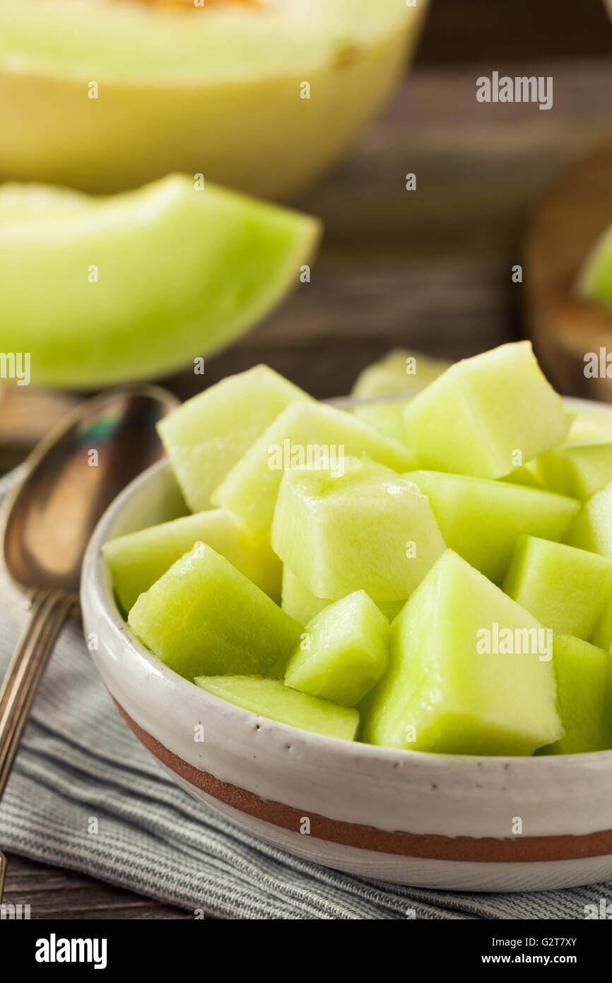 Organico verde melone Honeydew tagliato in una ciotola Foto Stock