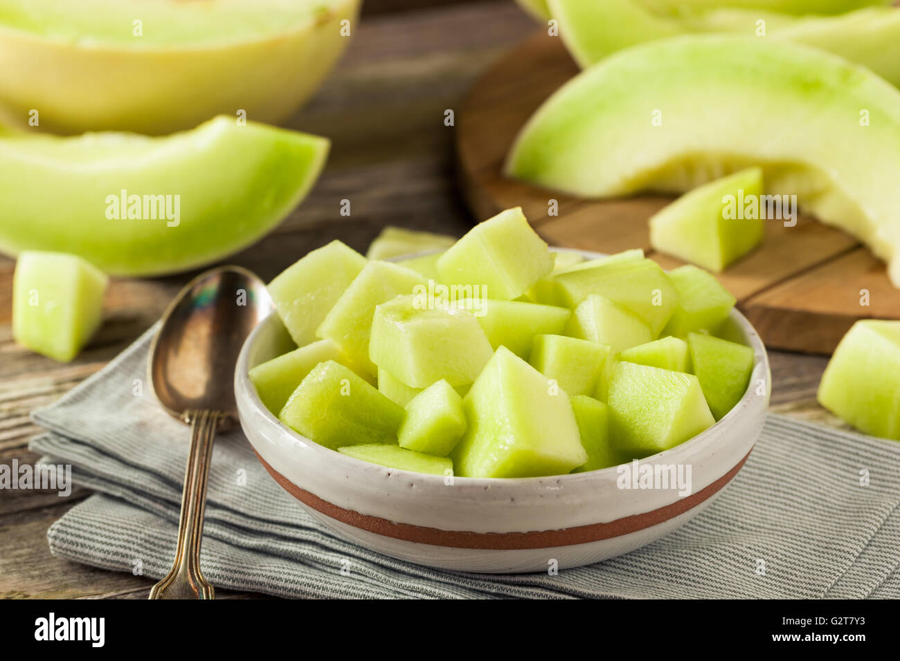 Organico verde melone Honeydew tagliato in una ciotola Foto Stock