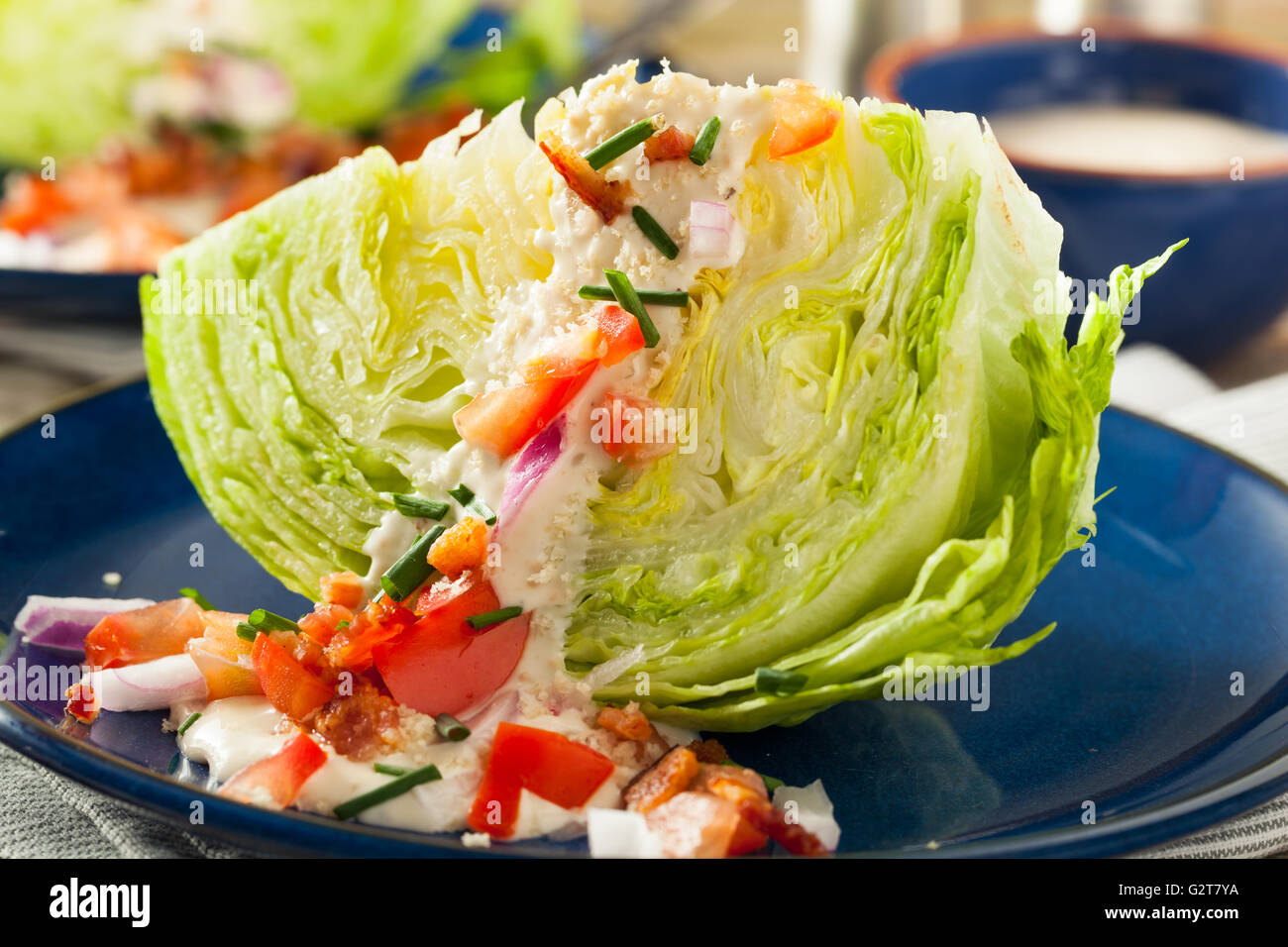 Sana cuneo verde insalata con condimento a base di formaggio erborinato Foto Stock