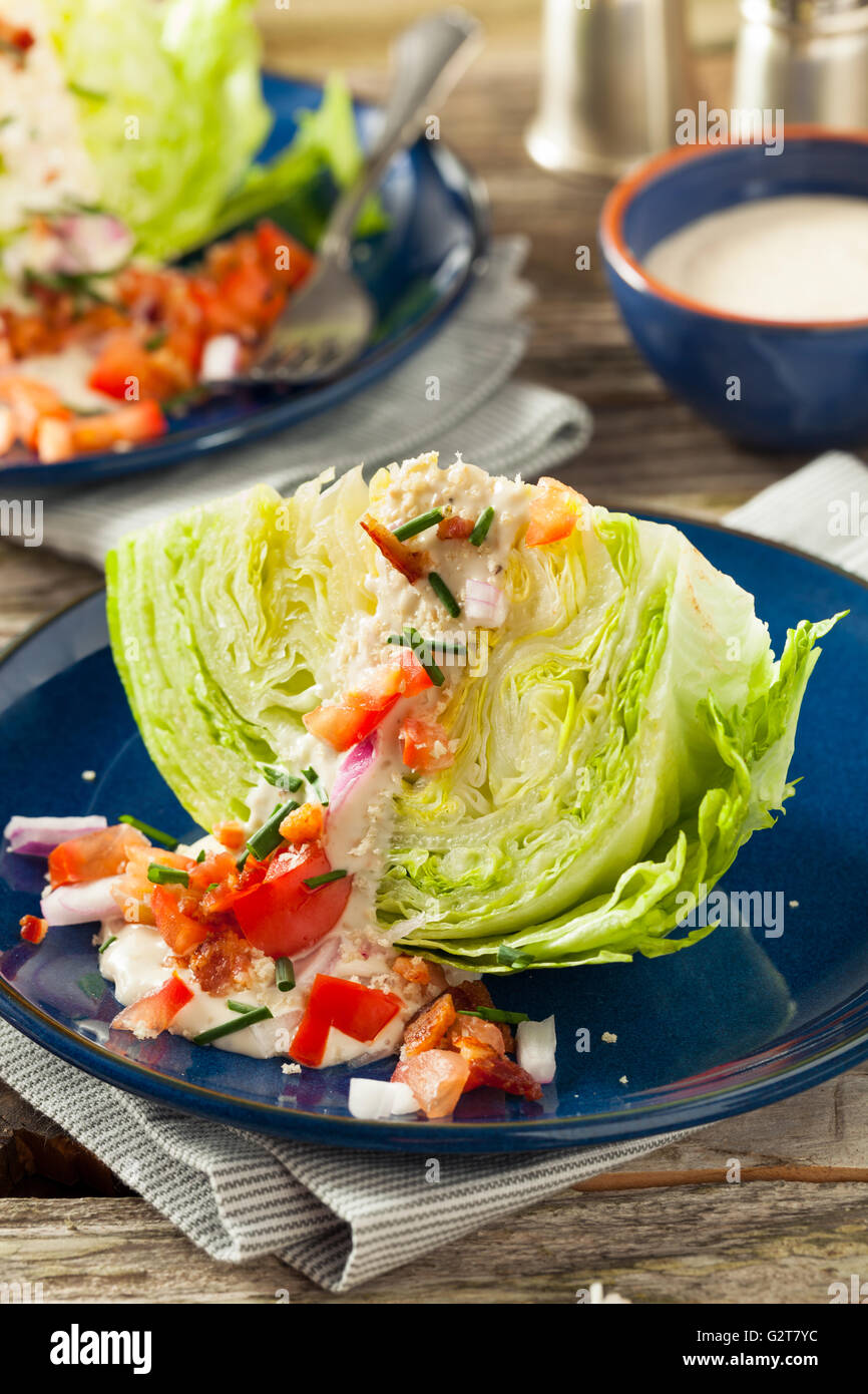 Sana cuneo verde insalata con condimento a base di formaggio erborinato Foto Stock