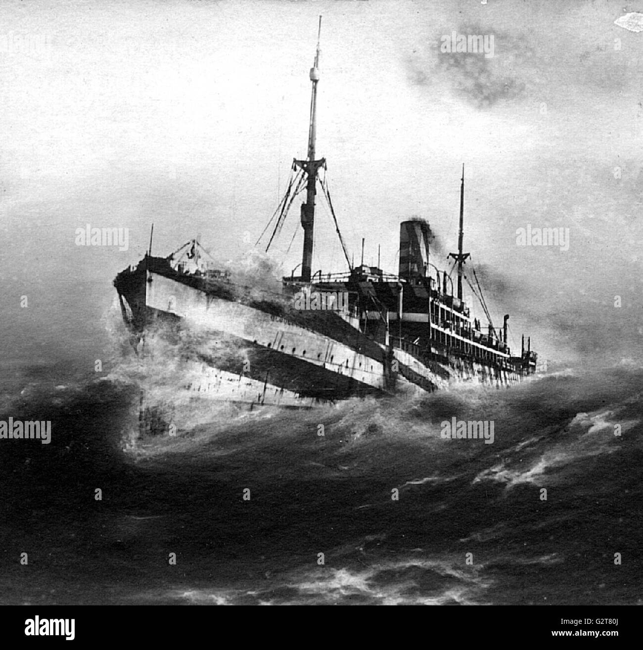 AJAXNETPHOTO. - PITTURA ABBAGLIANTE IN TEMPO DI GUERRA - NAVI MERCANTILI IN TEMPO DI GUERRA - IL CASTELLO UNION CASTLE LINES S.S. GLOUCESTER, VISTO QUI IN CONFIGURAZIONE BRILLANTE, È STATO AFFONDATO DA UN RAIDER S.E. DI SUPERFICIE TEDESCA DELL'ISOLA DI ASCENSION NEL GIUGNO 1942. LA NAVE STAVA VIAGGIANDO DA SOLA, SENZA SCORTA, PORTANDO WRENS, MADRI E BAMBINI ALLA BASE NAVALE DI SIMONSTOWN IN SUDAFRICA. FOTO:AJAX VINTAGE PICTURE LIBRARY RIF: GLOUCESTER CASTLE 1 Foto Stock