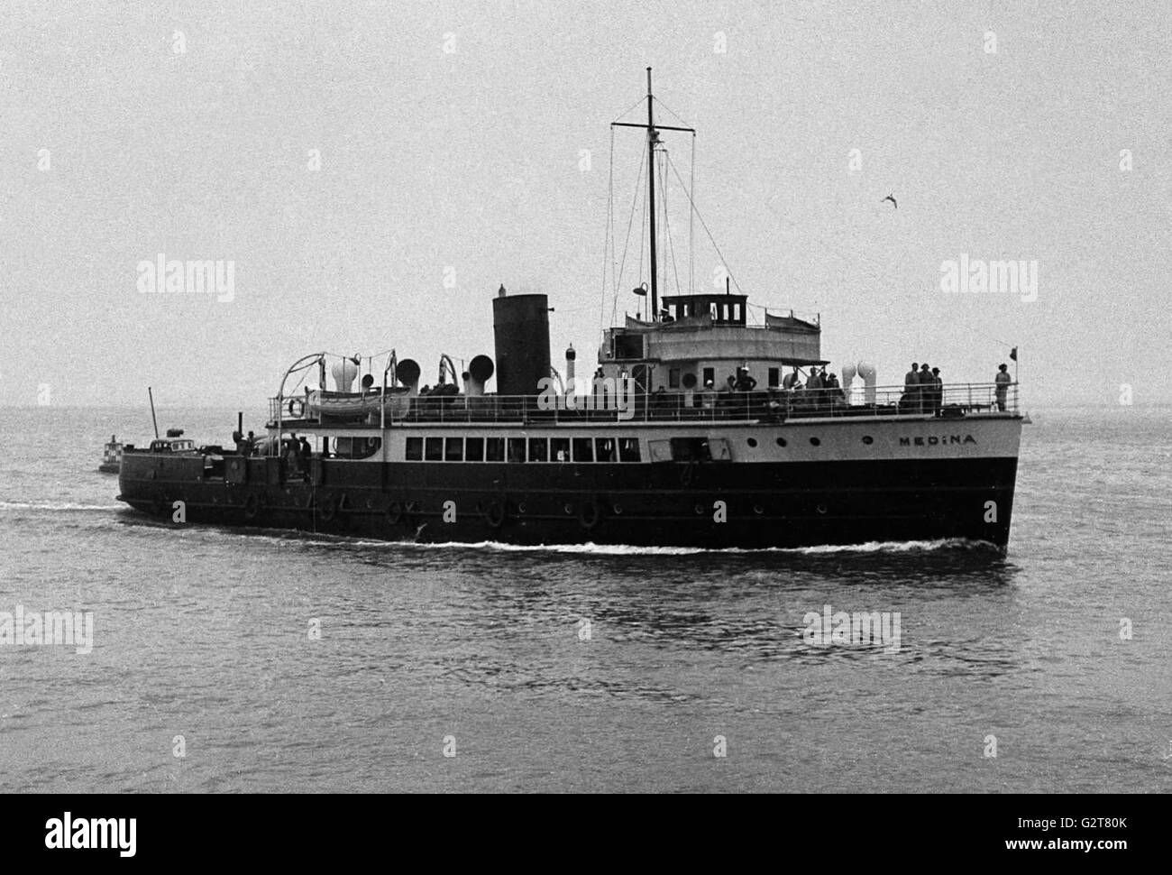 AJAXNETPHOTO.- 1936 - 1938 ca. SOLENT, Inghilterra. - Imbuto Rosso SOUTHAMPTON A COWES ISLE OF WIGHT di trasporto passeggeri e di traghetto per auto avvicinando Cowes. Il traghetto è stato costruito nel 1931. Foto:l'AJAX VINTAGE PICTURE LIBRARY REF:MEDINA 006 1 Foto Stock