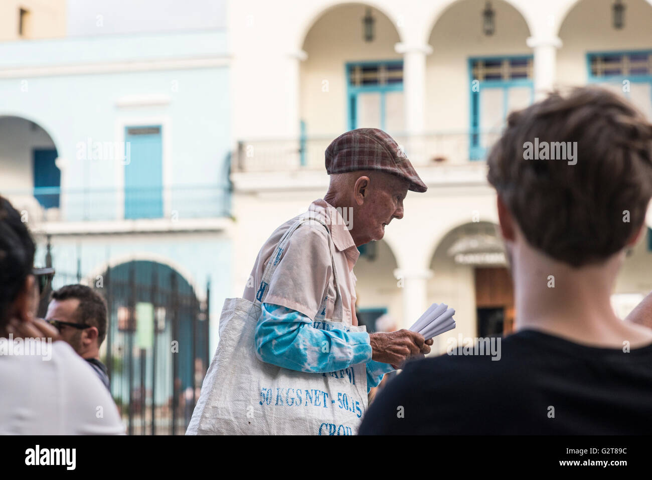 Un vecchio uomo vendita di arachidi in steet e del quartiere di La Habana Vieja. La Habana, Cuba, Caraibi Foto Stock