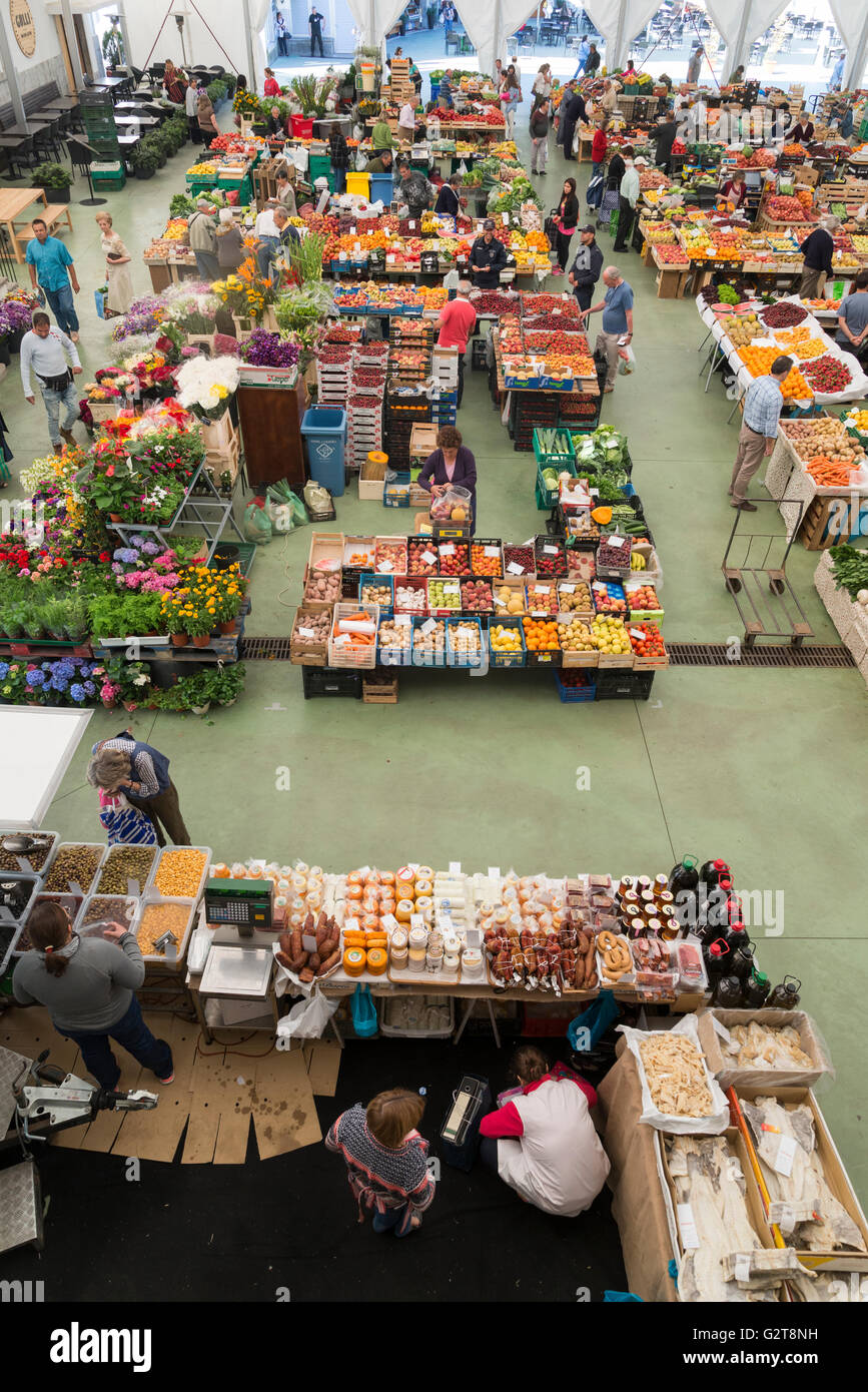 People shopping a Cascais frutta e ortaggi mercato, aperto ogni mercoledì e sabato Foto Stock