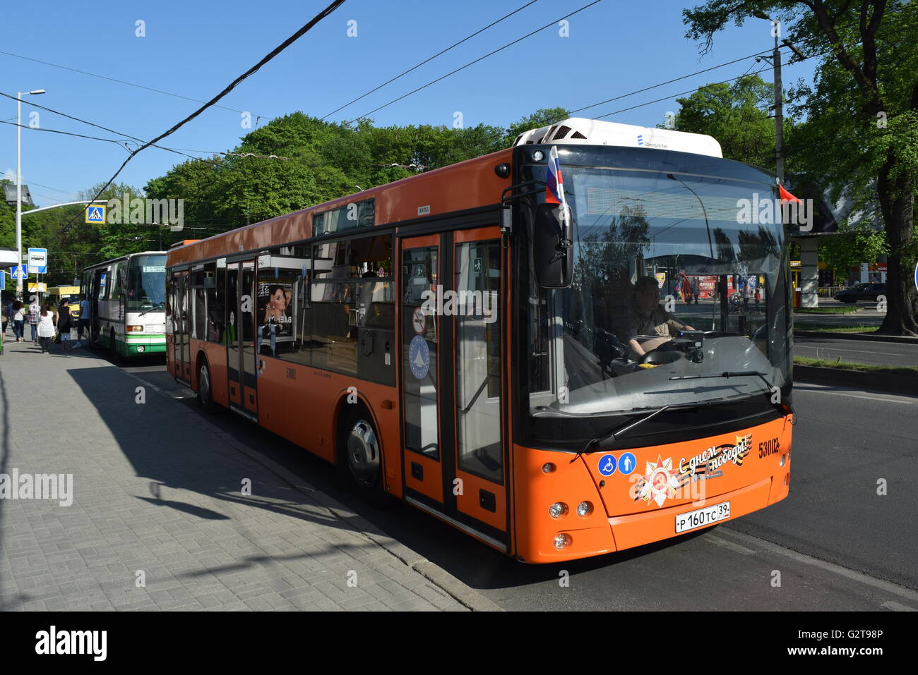 Servizio di autobus urbano nella città di Kaliningrad. Orange MAZ autobus sono la più moderna di tutta la flotta della città Foto Stock
