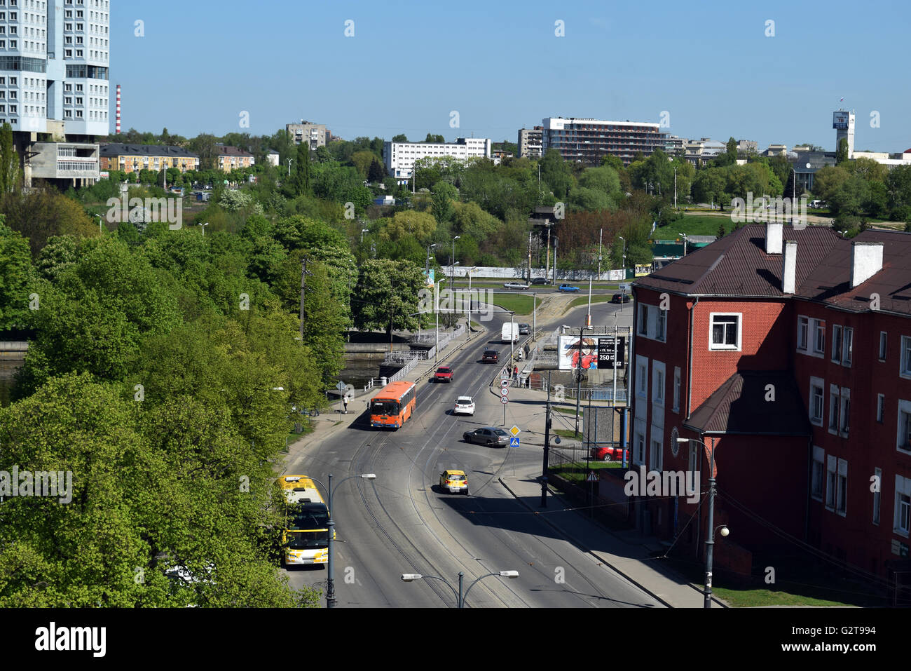 Servizio di autobus urbano nella città di Kaliningrad. Gli autobus nel traffico come visto dalla torre faro a luce rotante Foto Stock