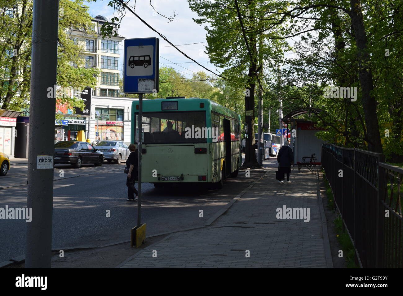 Alcuni autobus di Kaliningrad portano verde insalata livrea, stesso come filobus Foto Stock