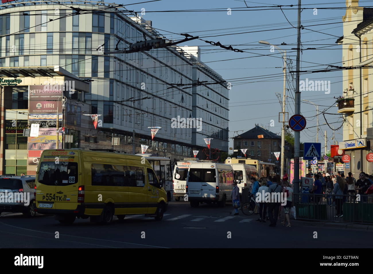 Servizio di autobus urbano nella città di Kaliningrad. Diversi autobus di tipo coda per una sosta nel centro della città Foto Stock
