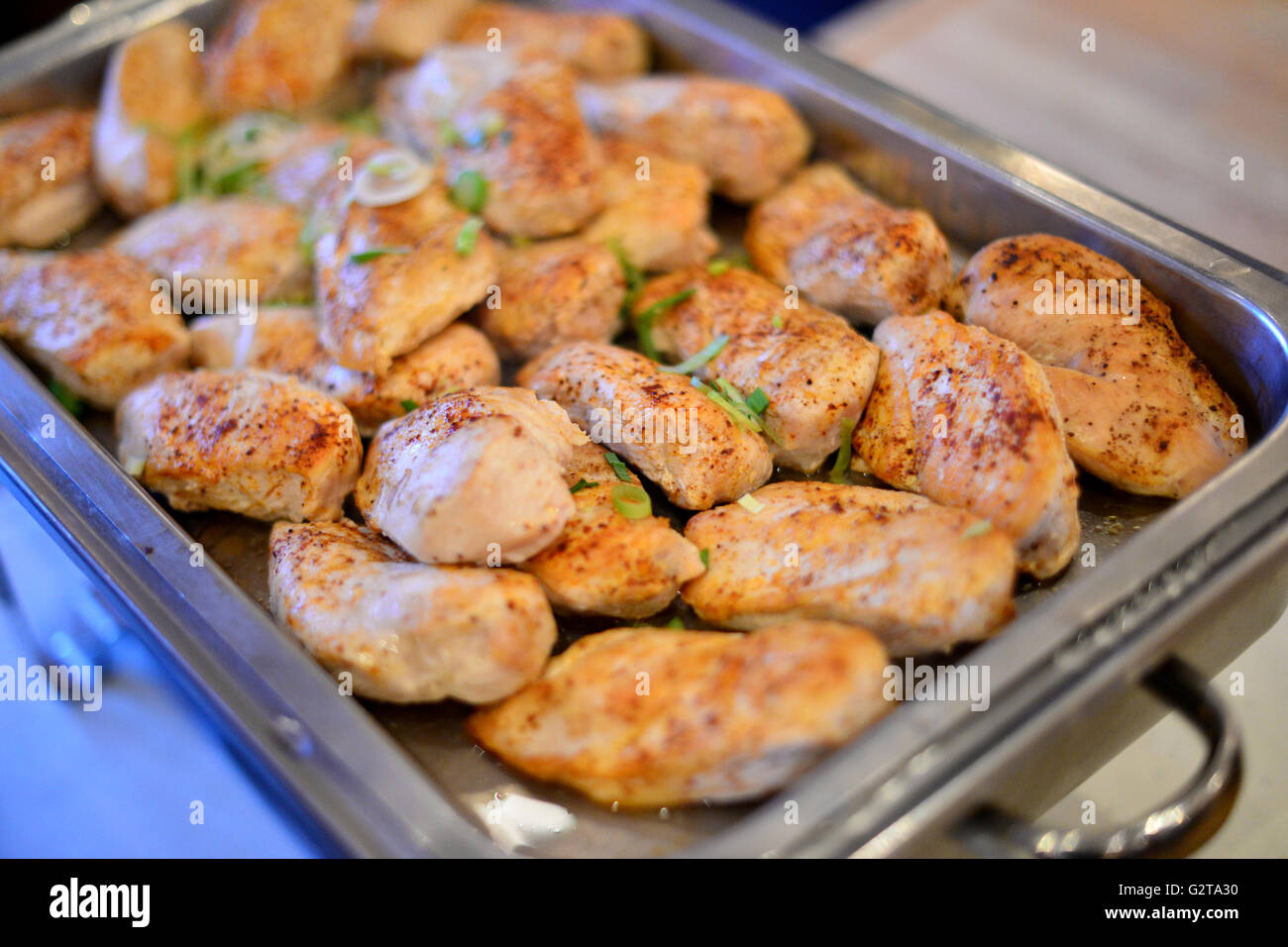 15.09.2015, Oldenburg, Bassa Sassonia, Germania - Haehnchenfleisch in un Warmhaltebehaelter. 0HD150915D009CAROEX.JPG - non per la vendita in G E R M A N Y, A U S T R I A, S W I T Z e R L A N D [modello di rilascio: non applicabile, la proprietà di rilascio: NO, (c) caro agenzia fotografica / Dittrich, http://www.caro-images.com, info@carofoto.pl - Qualsiasi uso di questa immagine è soggetto a royalty!] Foto Stock