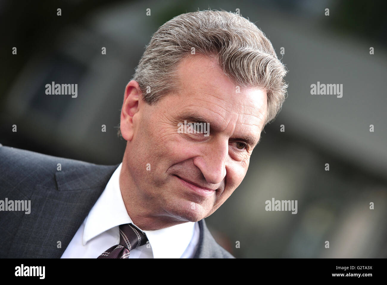 15.09.2015, Oldenburg, Bassa Sassonia, Germania - Guenther Oettinger (CDU) durante una visita a Oldenburg. 0HD150915D027CAROEX.JPG - non per la vendita in G E R M A N Y, A U S T R I A, S W I T Z e R L A N D [modello di rilascio: NO, la proprietà di rilascio: NO, (c) caro agenzia fotografica / Dittrich, http://www.caro-images.com, info@carofoto.pl - Qualsiasi uso di questa immagine è soggetto a royalty!] Foto Stock