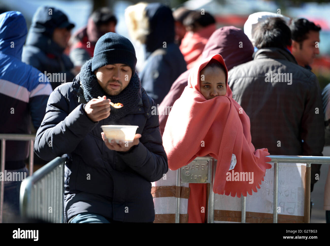 12.10.2015, Berlin, Berlin, Germania - rifugiati attendere al di fuori dell'Ufficio statale per la sanità e gli affari sociali, LaGeSo, a Berlino per la loro registrazione. 0MW151012D019CAROEX.JPG - non per la vendita in G E R M A N Y, A U S T R I A, S W I T Z e R L A N D [modello di rilascio: NO, la proprietà di rilascio: NO, (c) caro agenzia fotografica / Waechter, http://www.caro-images.com, info@carofoto.pl - Qualsiasi uso di questa immagine è soggetto a royalty!] Foto Stock