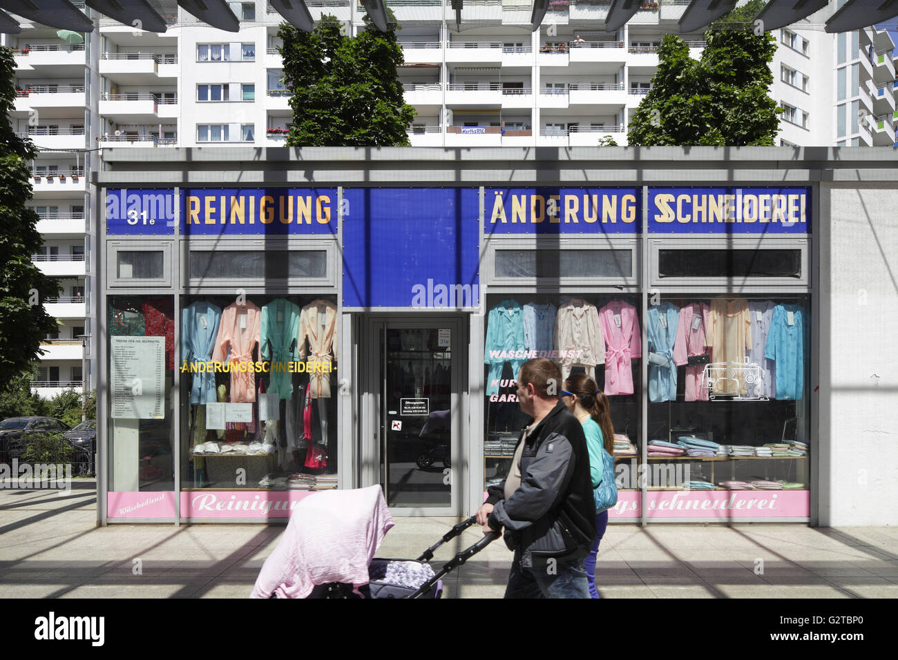 28.06.2015, Berlin, Berlin, Germania - vetrina di un Aenderungsschneiderei a Marzahner Promenade in Berlin-Marzahn. 00P150628D019CAROEX.JPG - non per la vendita in G E R M A N Y, A U S T R I A, S W I T Z e R L A N D [modello di rilascio: NO, la proprietà di rilascio: NO, (c) caro agenzia fotografica / Muhs, http://www.caro-images.com, info@carofoto.pl - Qualsiasi uso di questa immagine è soggetto a royalty!] Foto Stock