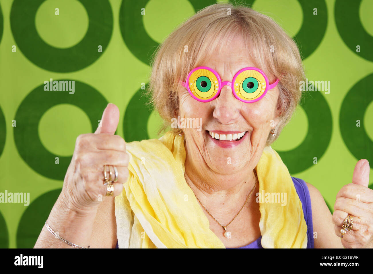 Divertente cool nonna con crazy bicchieri Foto Stock