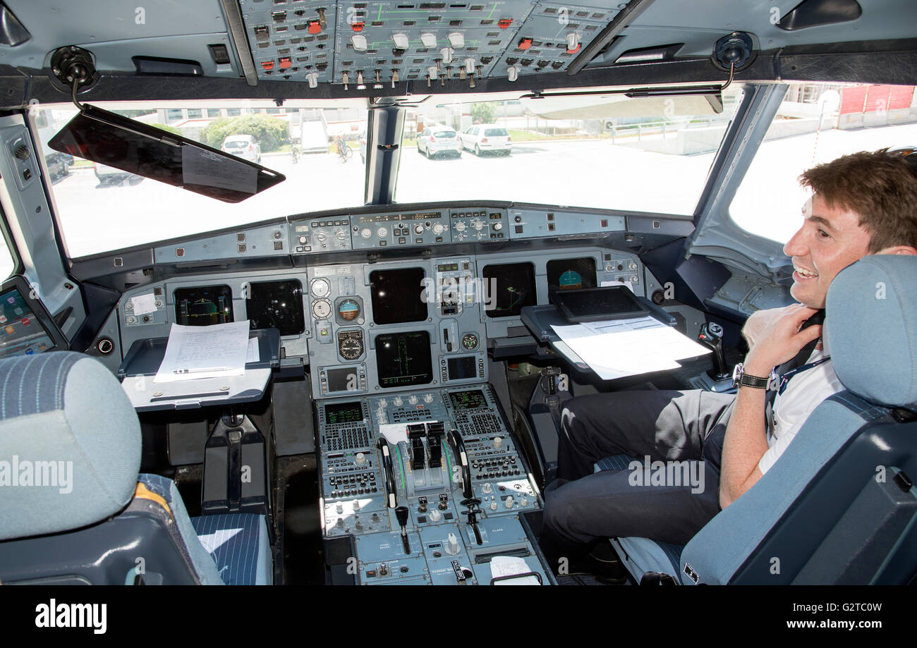 AIRBUS A320 FLIGHTDECK Instrumentation sul ponte di volo di un aeromobile Airbus A320 a corto raggio di passeggeri aerei jet Foto Stock