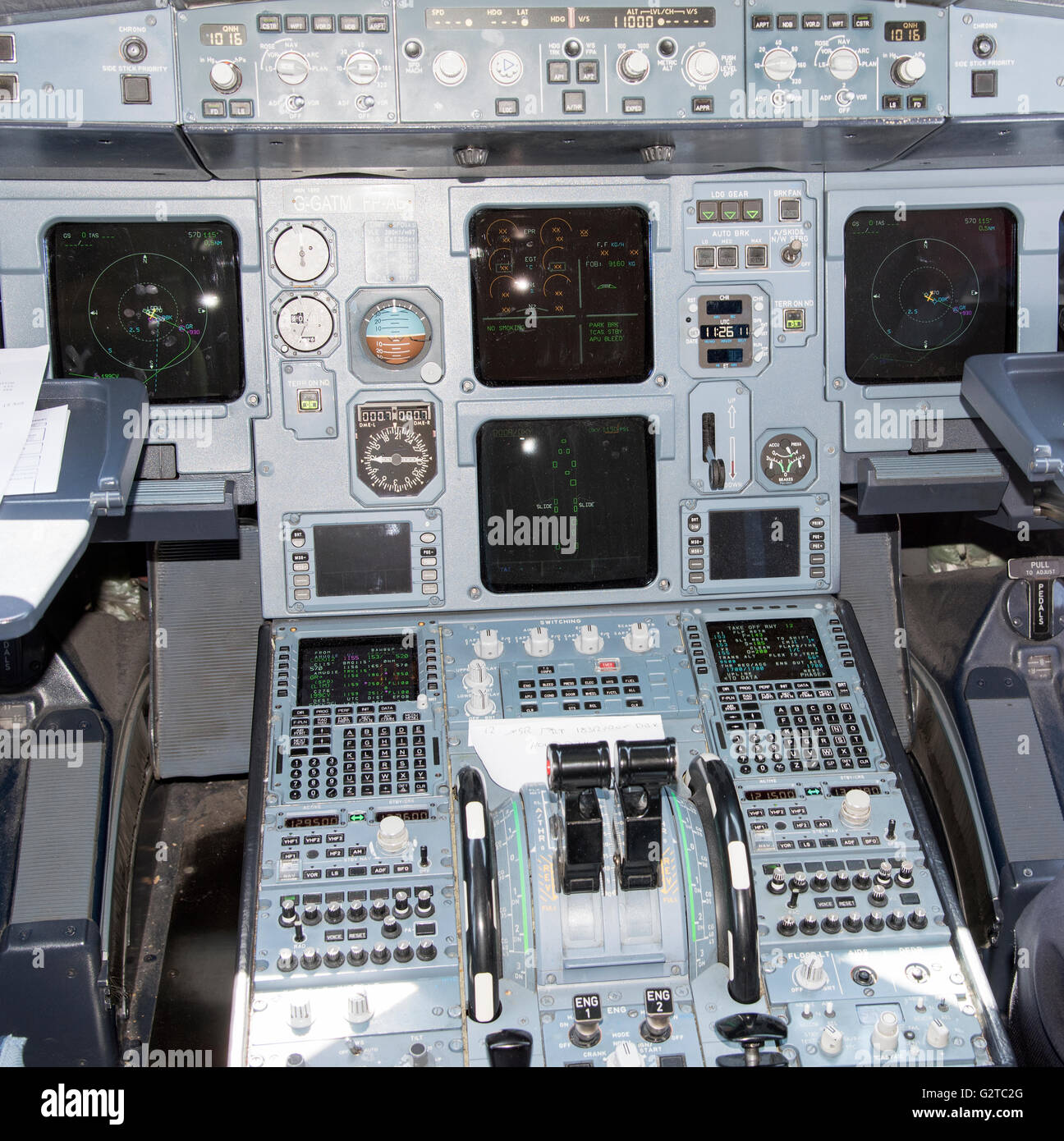 La strumentazione sul ponte di volo di un aeromobile Airbus A320 a corto raggio di passeggeri aerei jet Foto Stock
