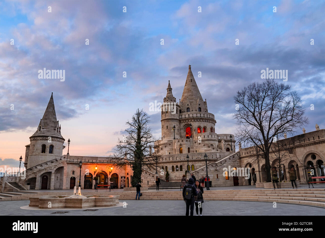 Il Bastione del Pescatore e la visione panoramica terrazza con la favola delle torri a Budapest - Ungheria Foto Stock