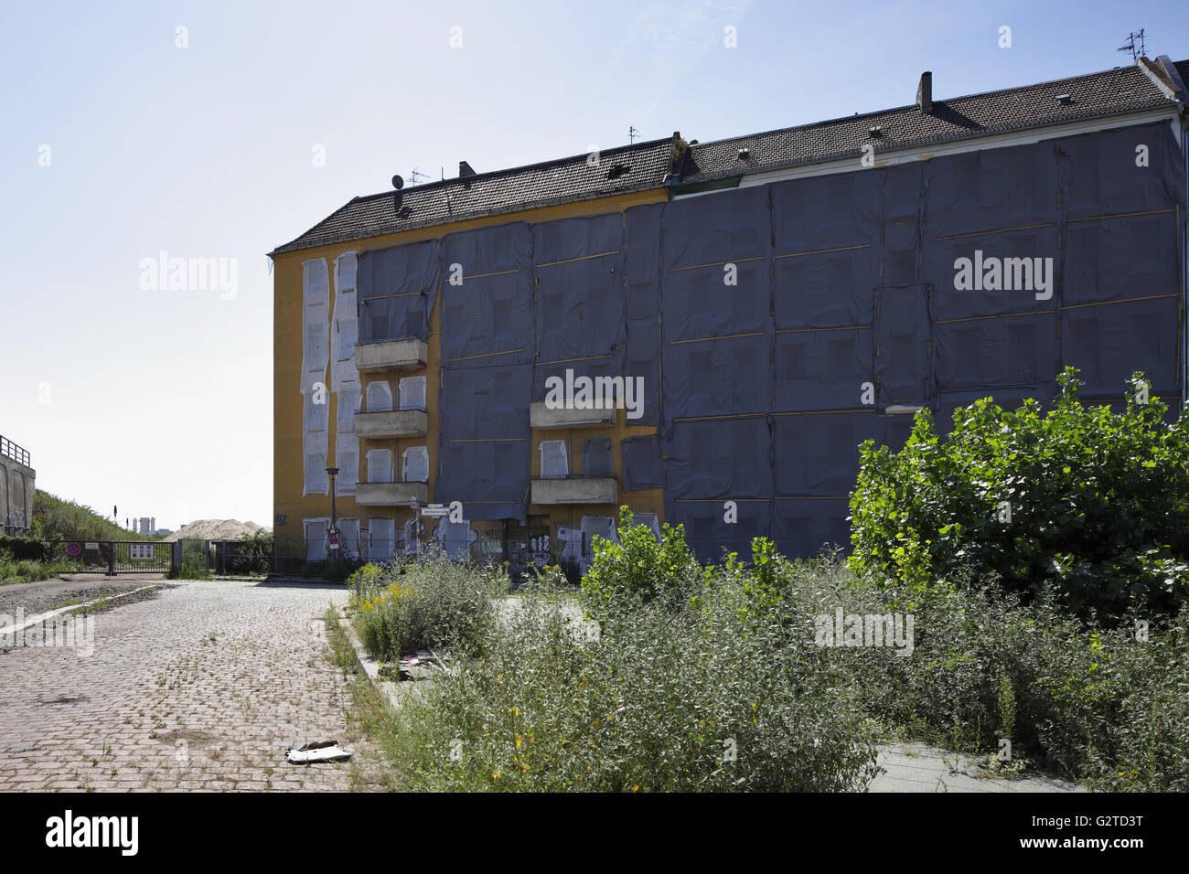 09.08.2015, Berlin, Berlin, Germania - vecchi edifici in angolo di strada Beermann Matthess rotta in Alt-Treptow, demolizione per il prolungamento dell'autostrada un centesimo 00P150809D206CAROEX.JPG - non per la vendita in G E R M A N Y, A U S T R I A, S W I T Z e R L A N D [modello di rilascio: non applicabile, la proprietà di rilascio: NO, (c) caro agenzia fotografica / Muhs, http://www.caro-images.com, info@carofoto.pl - Qualsiasi uso di questa immagine è soggetto a royalty!] Foto Stock