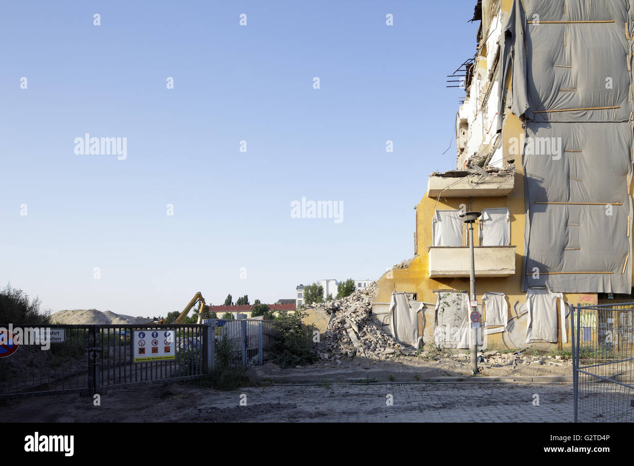 22.08.2015, Berlin, Berlin, Germania - vecchi edifici in angolo di strada Beermann Matthess rotta in Alt-Treptow, demolizione per il prolungamento dell'autostrada un centesimo 00P150822D219CAROEX.JPG - non per la vendita in G E R M A N Y, A U S T R I A, S W I T Z e R L A N D [modello di rilascio: non applicabile, la proprietà di rilascio: NO, (c) caro agenzia fotografica / Muhs, http://www.caro-images.com, info@carofoto.pl - Qualsiasi uso di questa immagine è soggetto a royalty!] Foto Stock