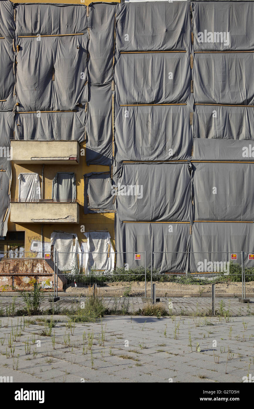 22.08.2015, Berlin, Berlin, Germania - vecchi edifici in angolo di strada Beermann Matthess rotta in Alt-Treptow, demolizione per il prolungamento dell'autostrada un centesimo 00P150822D223CAROEX.JPG - non per la vendita in G E R M A N Y, A U S T R I A, S W I T Z e R L A N D [modello di rilascio: non applicabile, la proprietà di rilascio: NO, (c) caro agenzia fotografica / Muhs, http://www.caro-images.com, info@carofoto.pl - Qualsiasi uso di questa immagine è soggetto a royalty!] Foto Stock