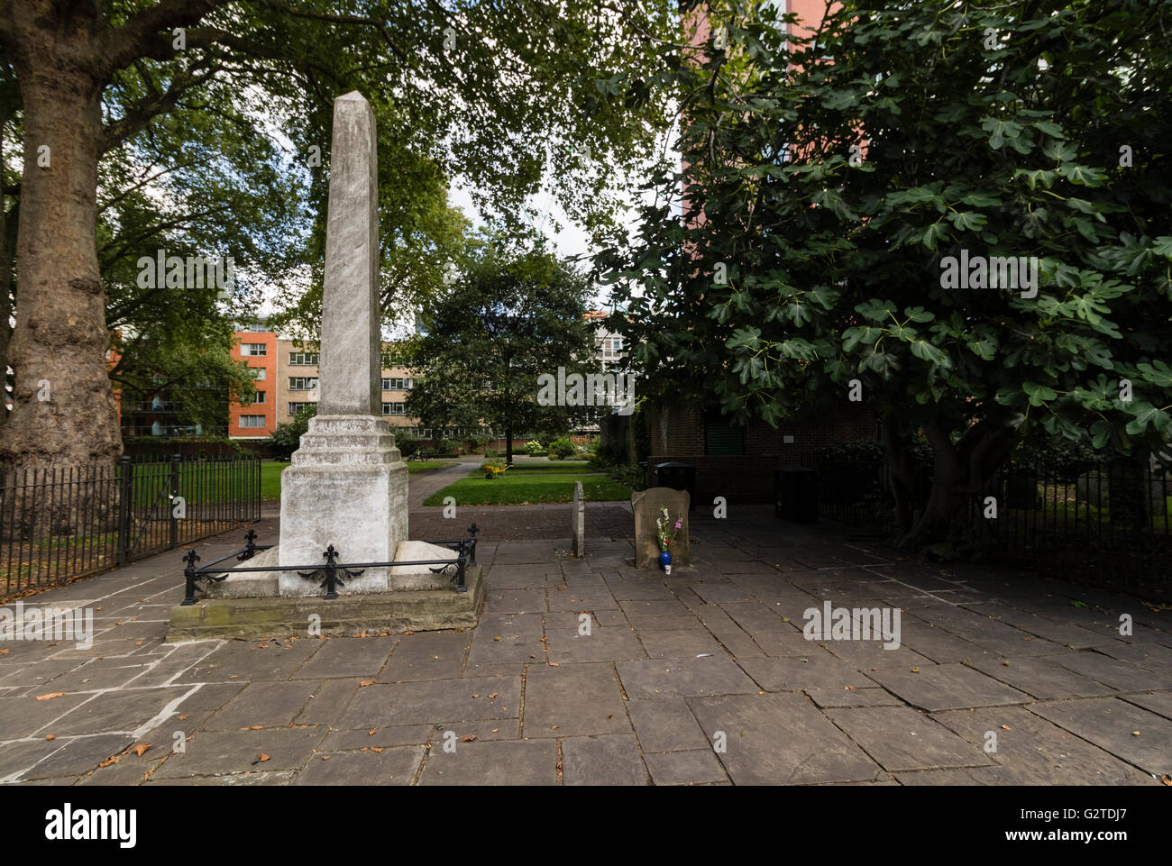 Monumento a Daniel Defoe e William Blake's headstone, campi Bunhill sepoltura fuori città Road, Londra. Foto Stock