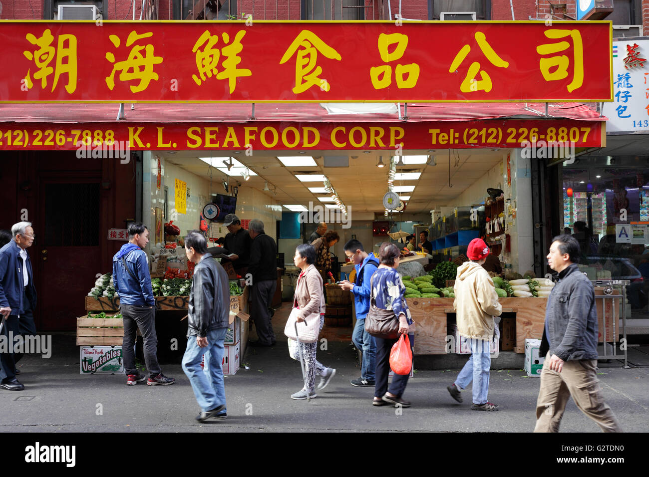 22.10.2015, New York New York, Stati Uniti d'America - negozio di generi alimentari a base di pesce nella Chinatown di Manhattan. 00P151022D145CAROEX.JPG - non per la vendita in G E R M A N Y, A U S T R I A, S W I T Z e R L A N D [modello di rilascio: NO, la proprietà di rilascio: NO, (c) caro agenzia fotografica / Muhs, http://www.caro-images.com, info@carofoto.pl - Qualsiasi uso di questa immagine è soggetto a royalty!] Foto Stock