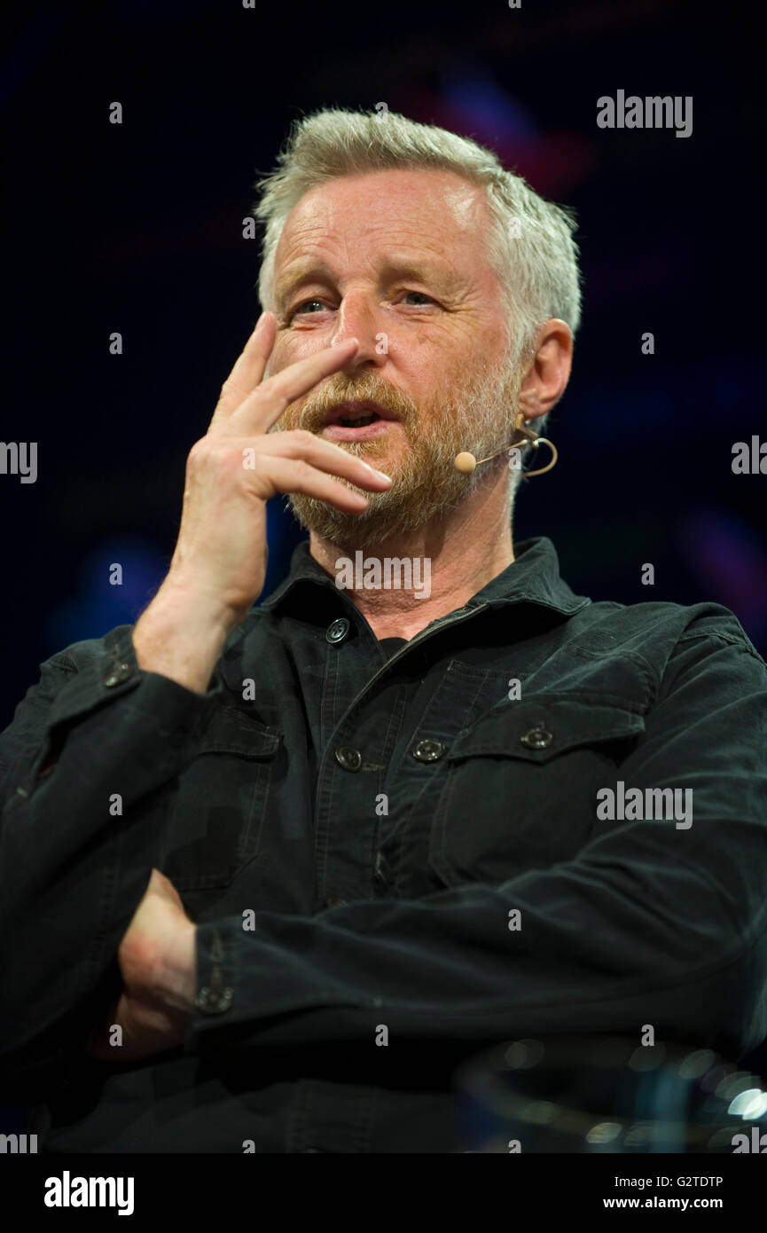 Billy Bragg parlando sul palco a Hay Festival 2016 Foto Stock