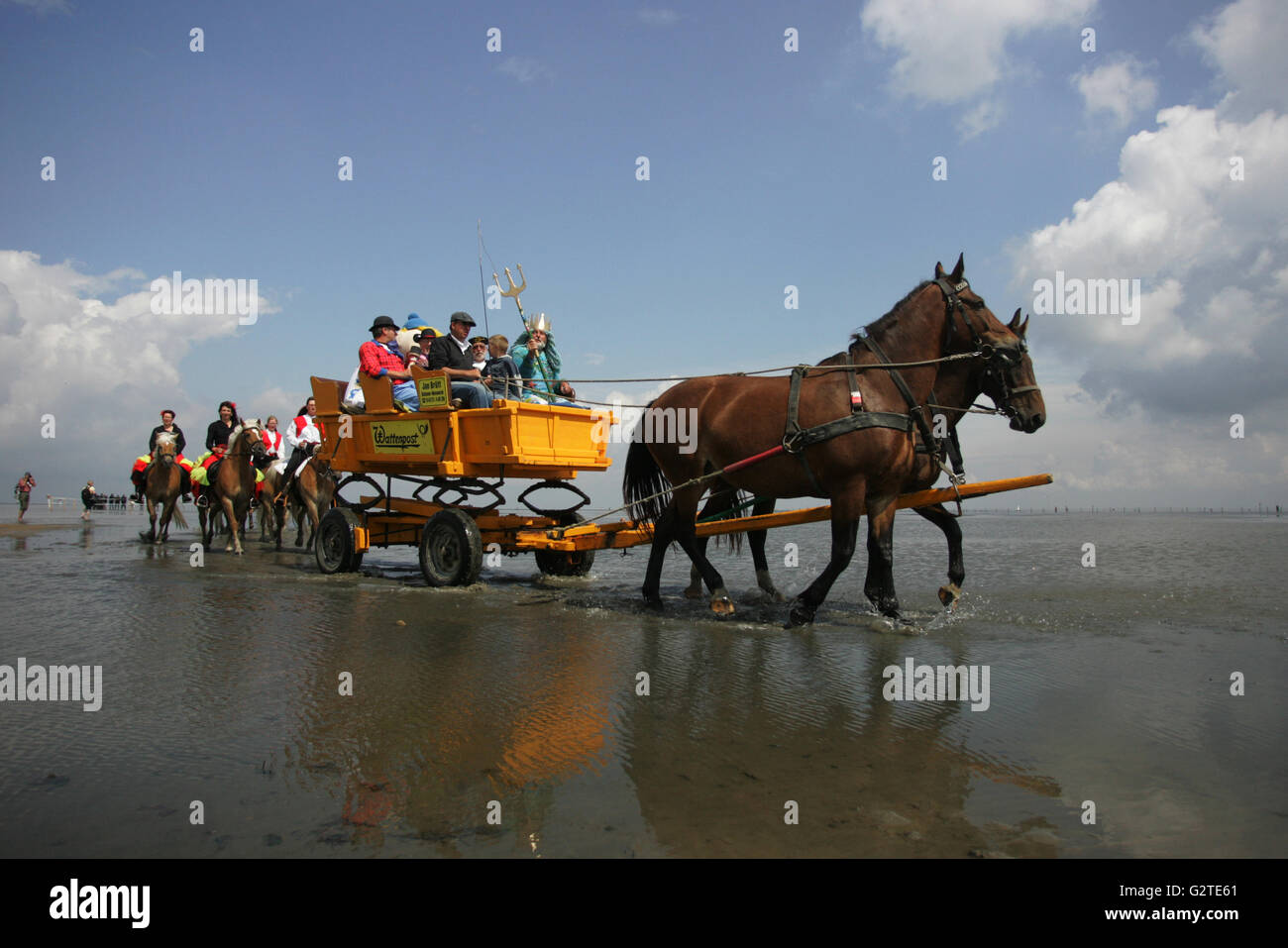 19.07.2009, Cuxhaven, Bassa Sassonia, Germania - Mare dio Nettuno attraversata in un carrello, il mare di Wadden e aperto Duhner Watt gara. 00S090719D627CAROEX.JPG - non per la vendita in G E R M A N Y, A U S T R I A, S W I T Z e R L A N D [modello di rilascio: NO, la proprietà di rilascio: NO, (c) caro agenzia fotografica / sorge, http://www.caro-images.com, info@carofoto.pl - Qualsiasi uso di questa immagine è soggetto a royalty!] Foto Stock