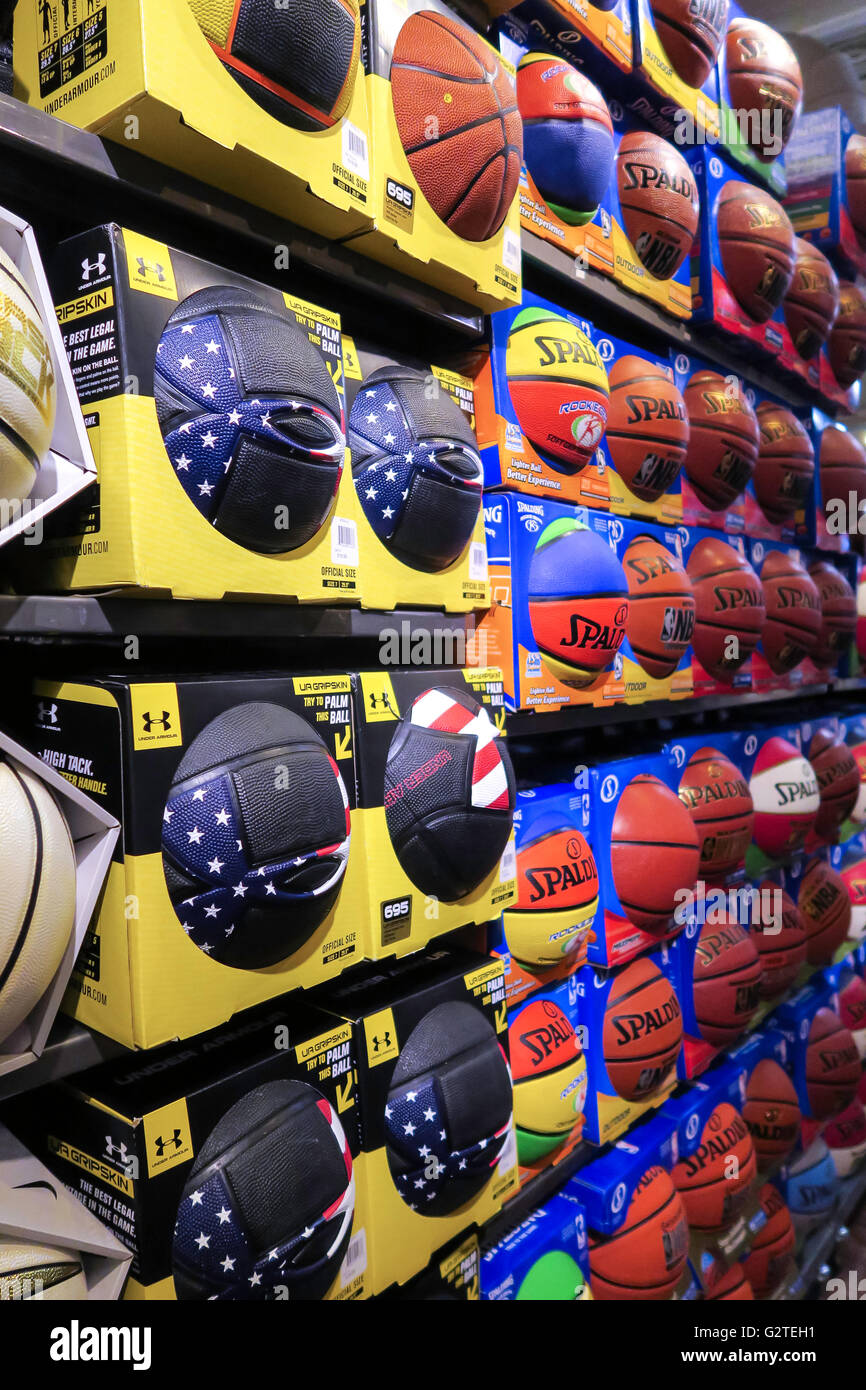 Interni del negozio di articoli sportivi di Modell's, con palline Nike con logo Swoosh, New York Foto Stock