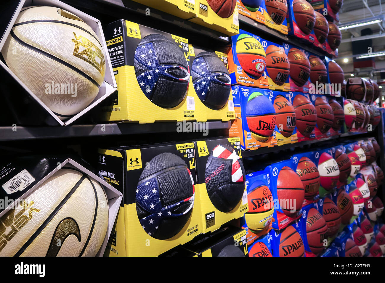 Interni del negozio di articoli sportivi di Modell's, con palline Nike con logo Swoosh, New York Foto Stock