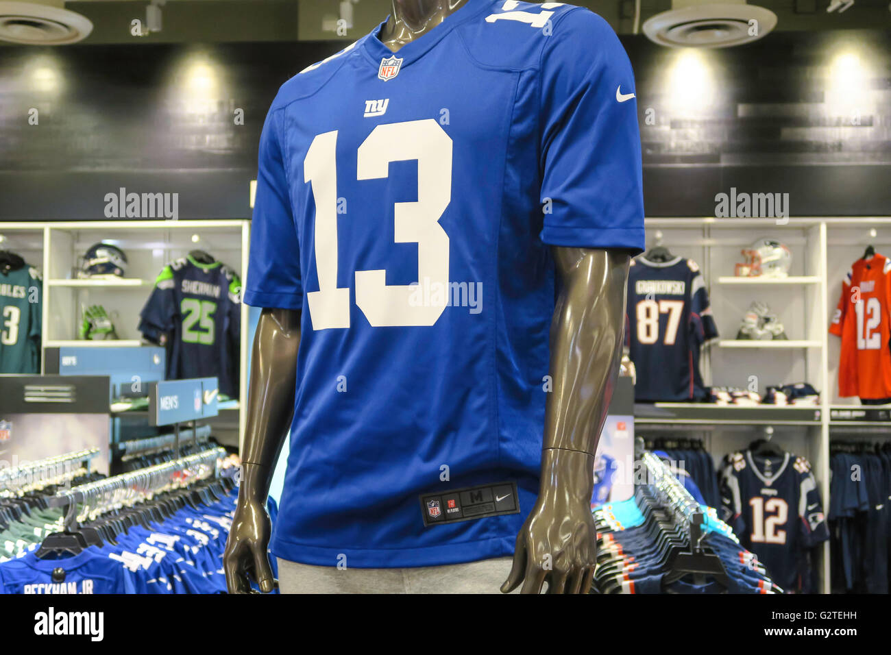 NFL di abbigliamento di marca Display, Modell il negozio di articoli  sportivi interni, NYC Foto stock - Alamy