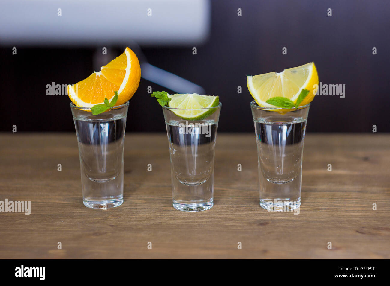 Shot drink impostato su sfondo della barra Foto Stock